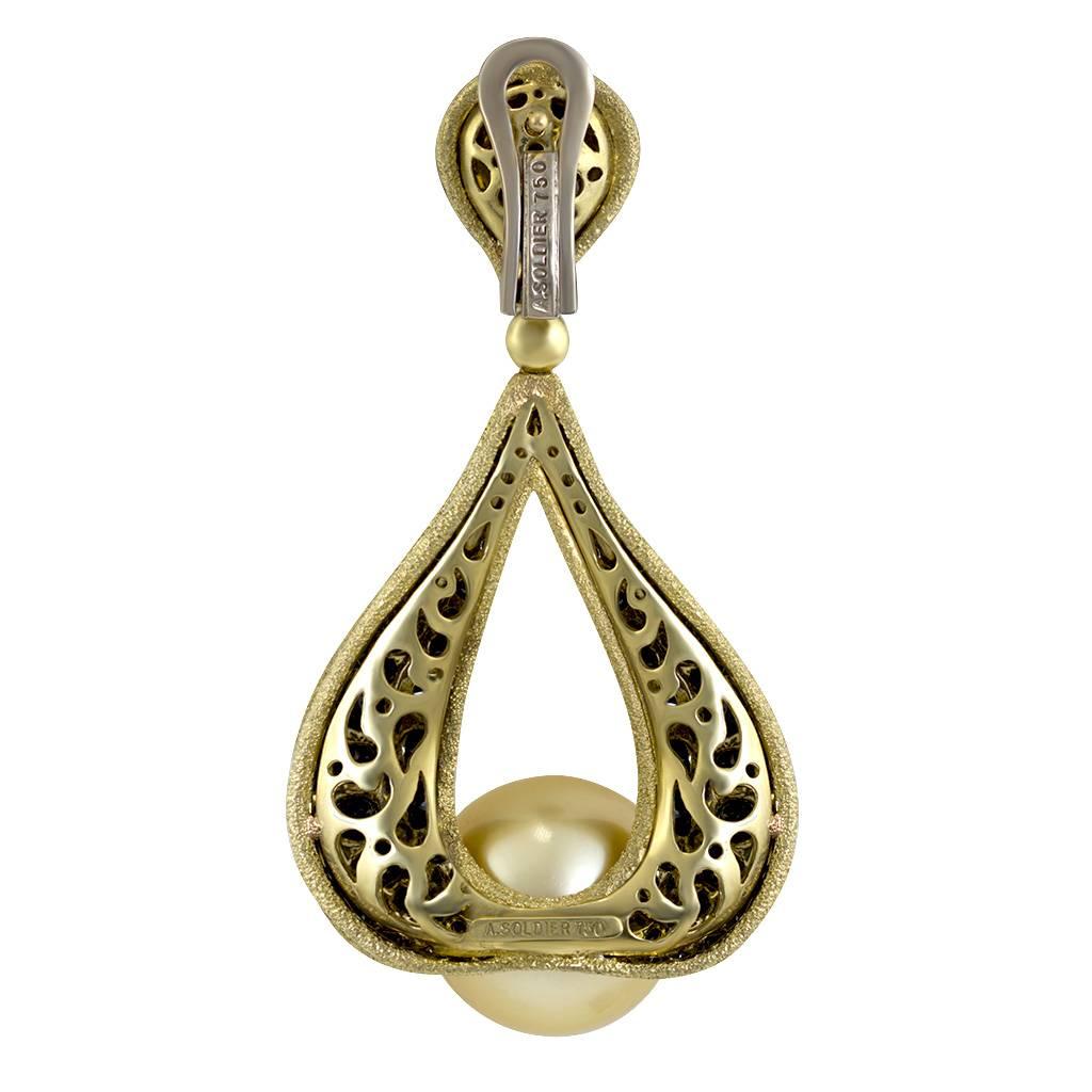 Taille ronde Alex Soldier, boucles d'oreilles en goutte en or avec perles des mers du Sud et diamants, uniques en leur genre en vente