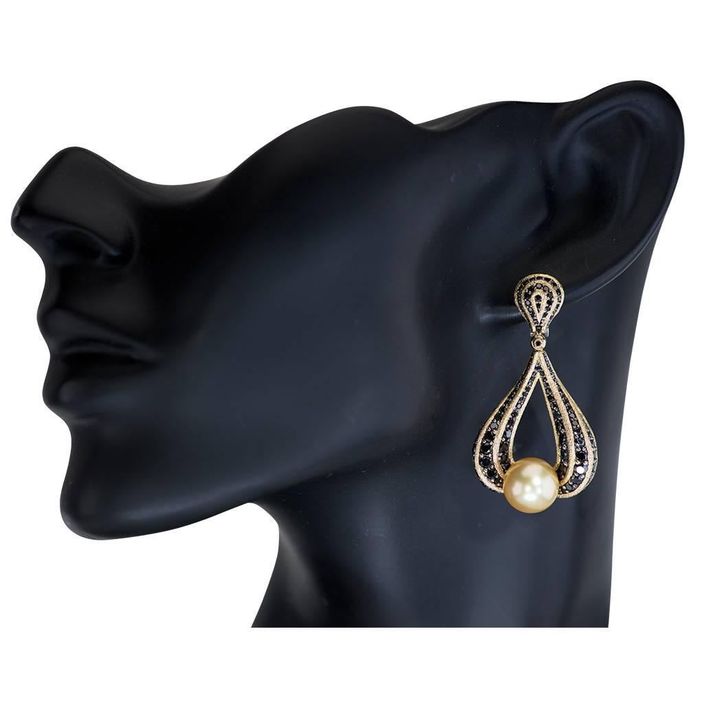 Alex Soldier, boucles d'oreilles en goutte en or avec perles des mers du Sud et diamants, uniques en leur genre Neuf - En vente à New York, NY