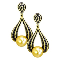 Alex Soldier, boucles d'oreilles en goutte en or avec perles des mers du Sud et diamants, uniques en leur genre