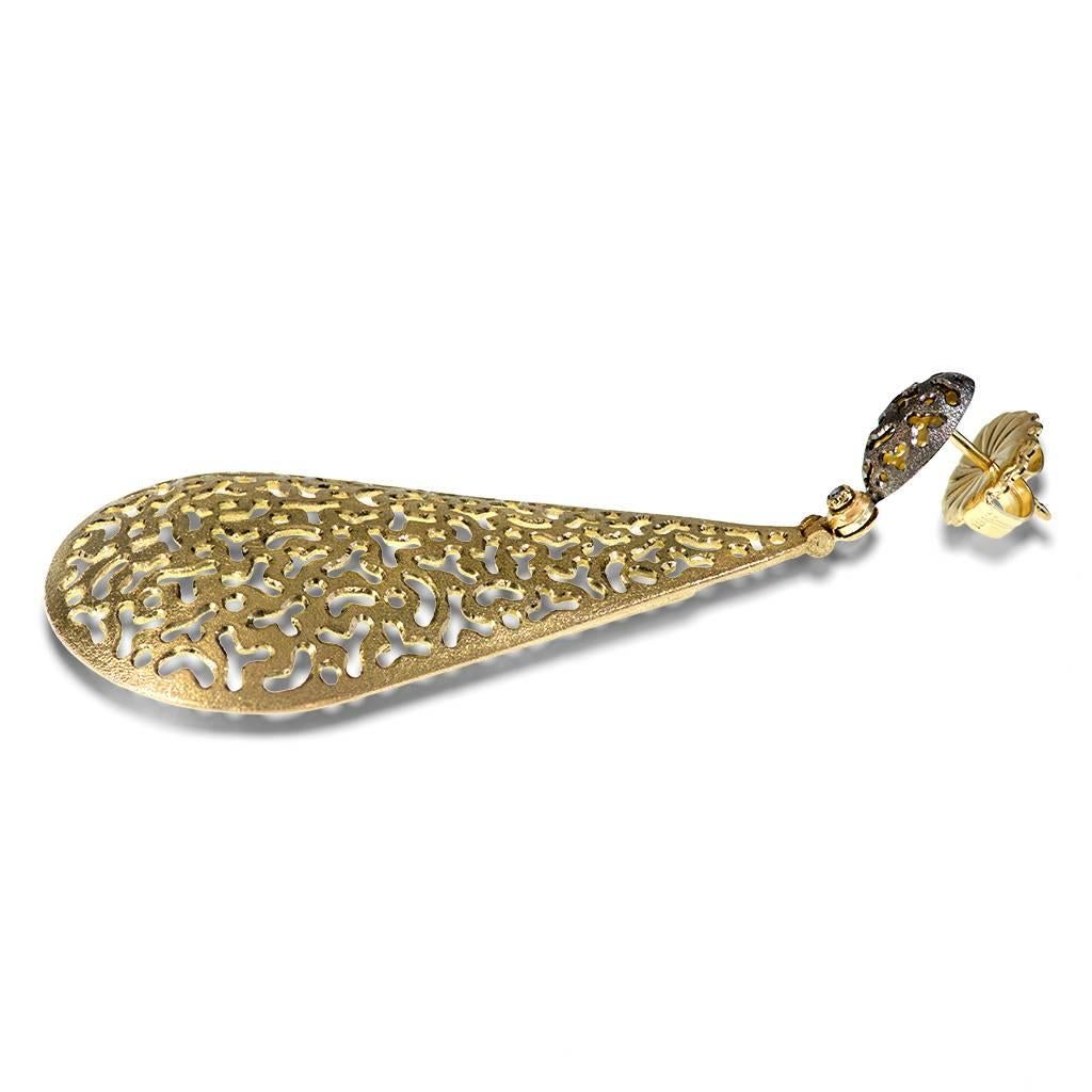 Contemporaneo Alex Soldier Orecchini a goccia in argento sterling, oro, platino e topazio con texture festiva in vendita