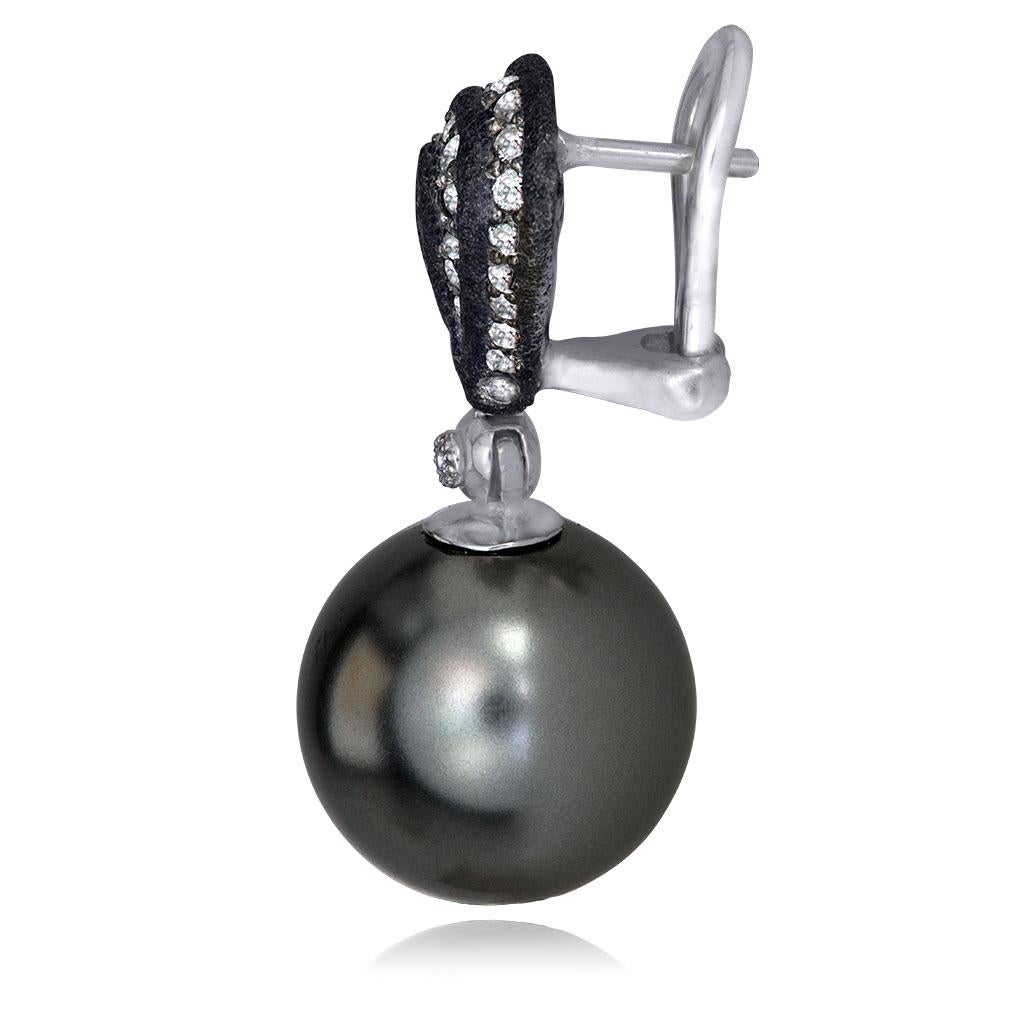 Contemporary Alex Soldier Tahitian Pearl Diamond 18k Gold Textured Earrings One of a Kind