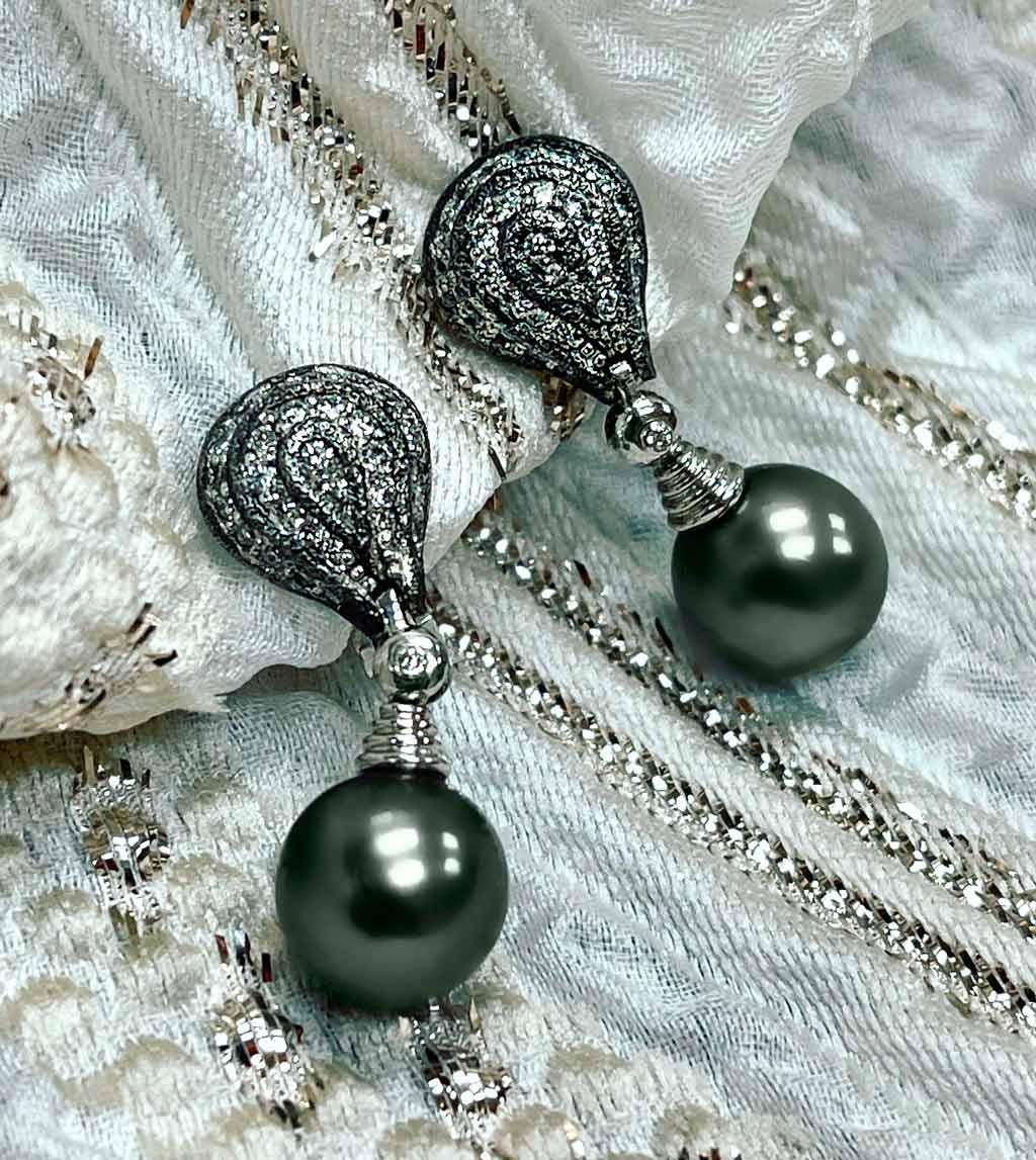 Alex Soldier Tahitian Pearl Diamond 18k Gold Textured Earrings One of a Kind In New Condition In New York, NY