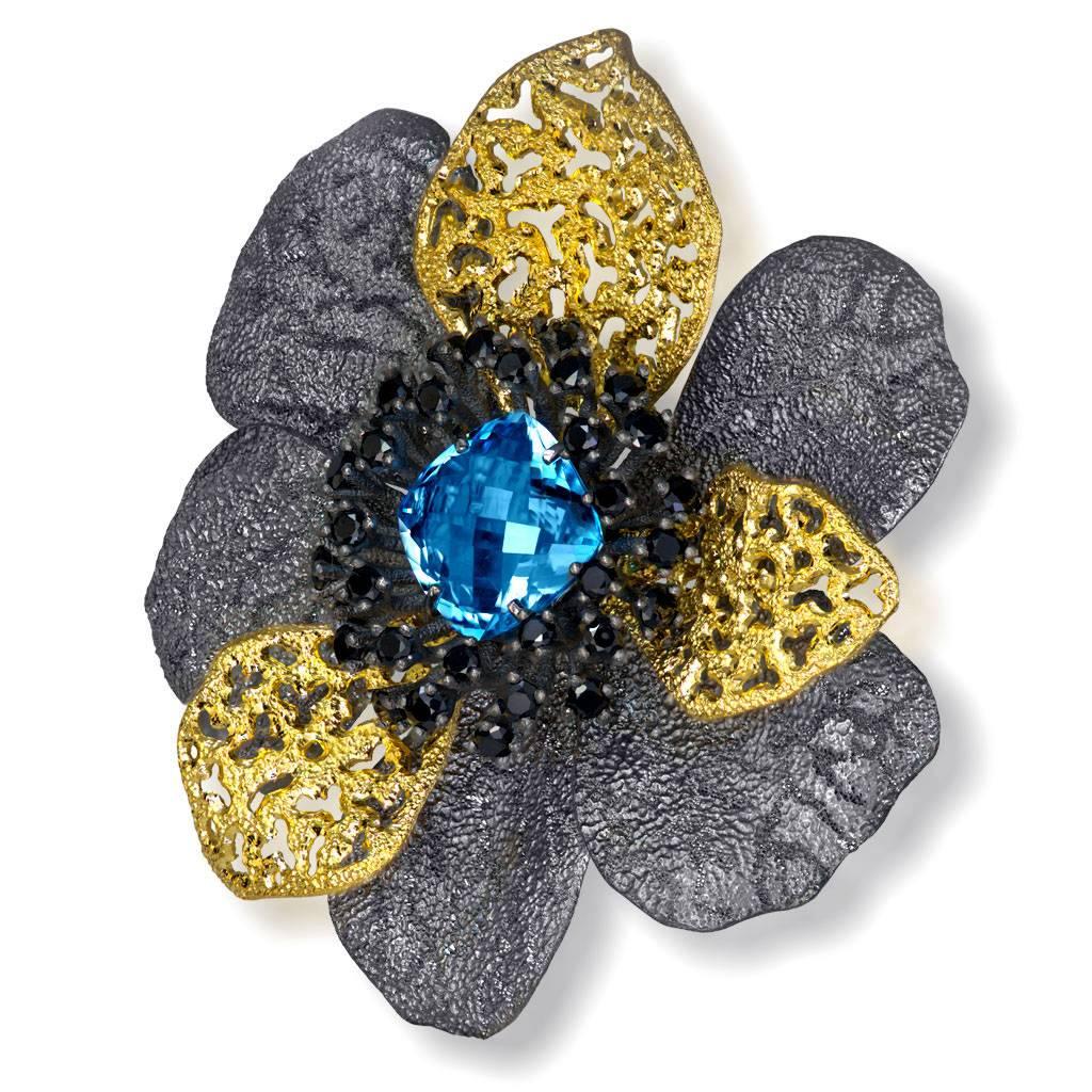 L'abito lussuoso e festoso dell'Anemone Coronaria è un'ottima decorazione per qualsiasi giardino, con ogni petalo che ha il suo ornamento unico, come le linee della vita della palma umana. E ogni graziosa curva del suo petalo si protende verso il