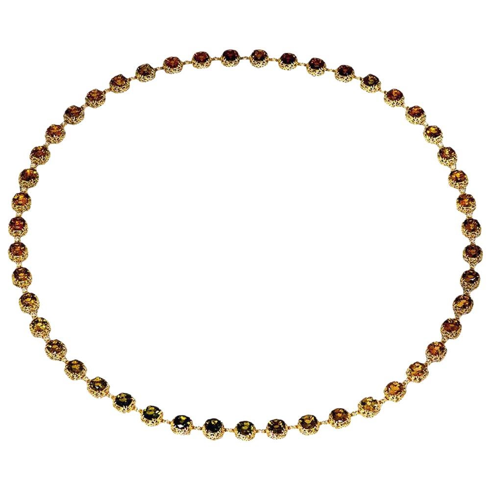 Transformer le bijou en art est une caractéristique marquante du travail d'Alex Soldier. Qu'il s'agisse d'abstractions explosives et colorées ou d'œuvres figuratives qui capturent la délicatesse parfaite d'un seul geste, ses créations expriment une