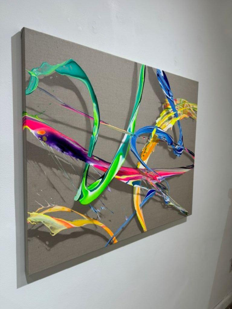 Un dipinto astratto in acrilico su tela grigia. Questo quadro è caratterizzato da colori vivaci che scorrono sulla tela. L'ombra delle linee vivaci conferisce una profondità incredibile all'opera d'arte. La tela è tesa e pronta per essere appesa.
