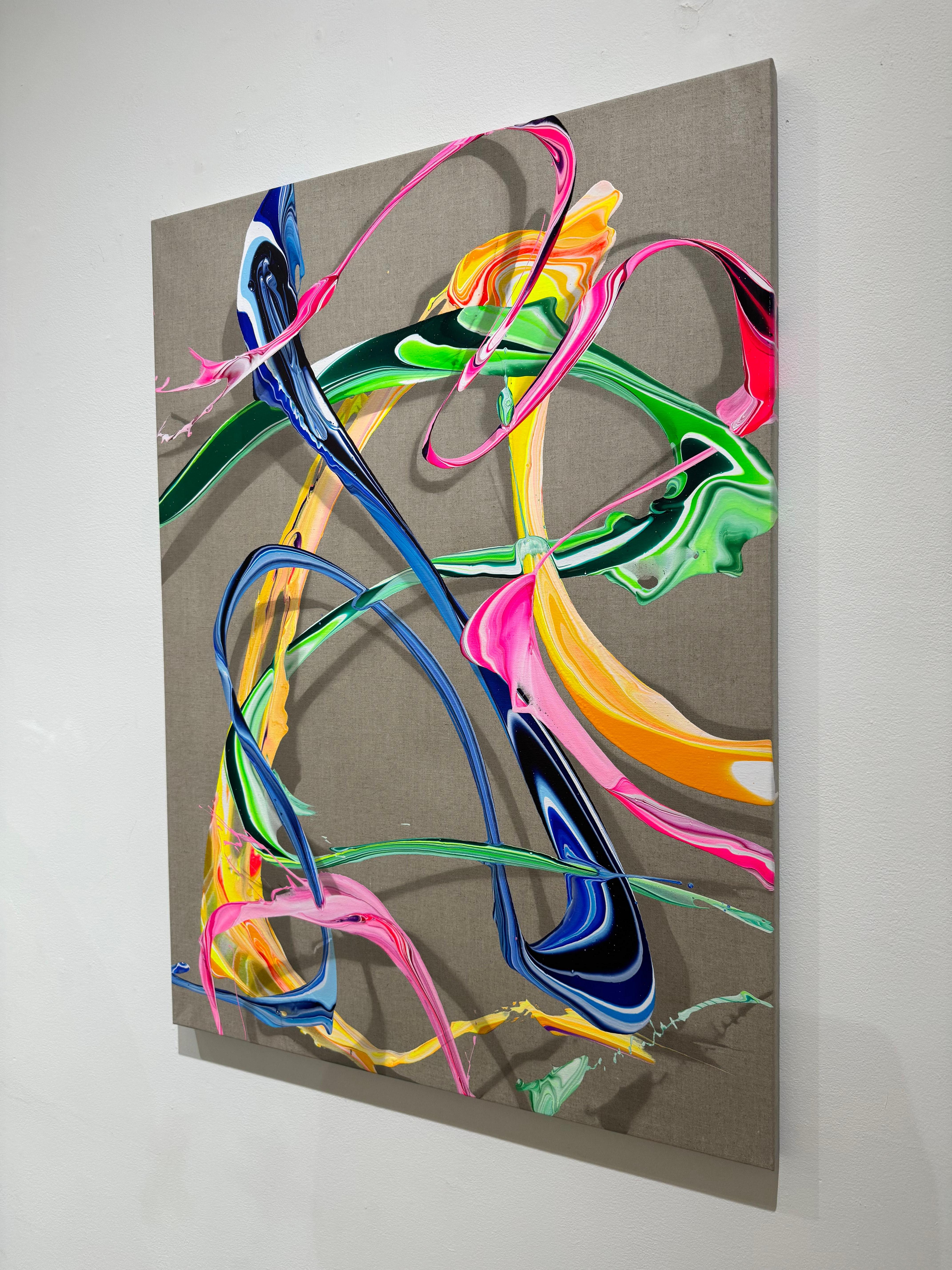 Un dipinto astratto in acrilico su tela grigia. Questo quadro è caratterizzato da colori vivaci che scorrono sulla tela. L'ombra delle linee vivaci conferisce una profondità incredibile all'opera d'arte. La tela è tesa e pronta per essere appesa.