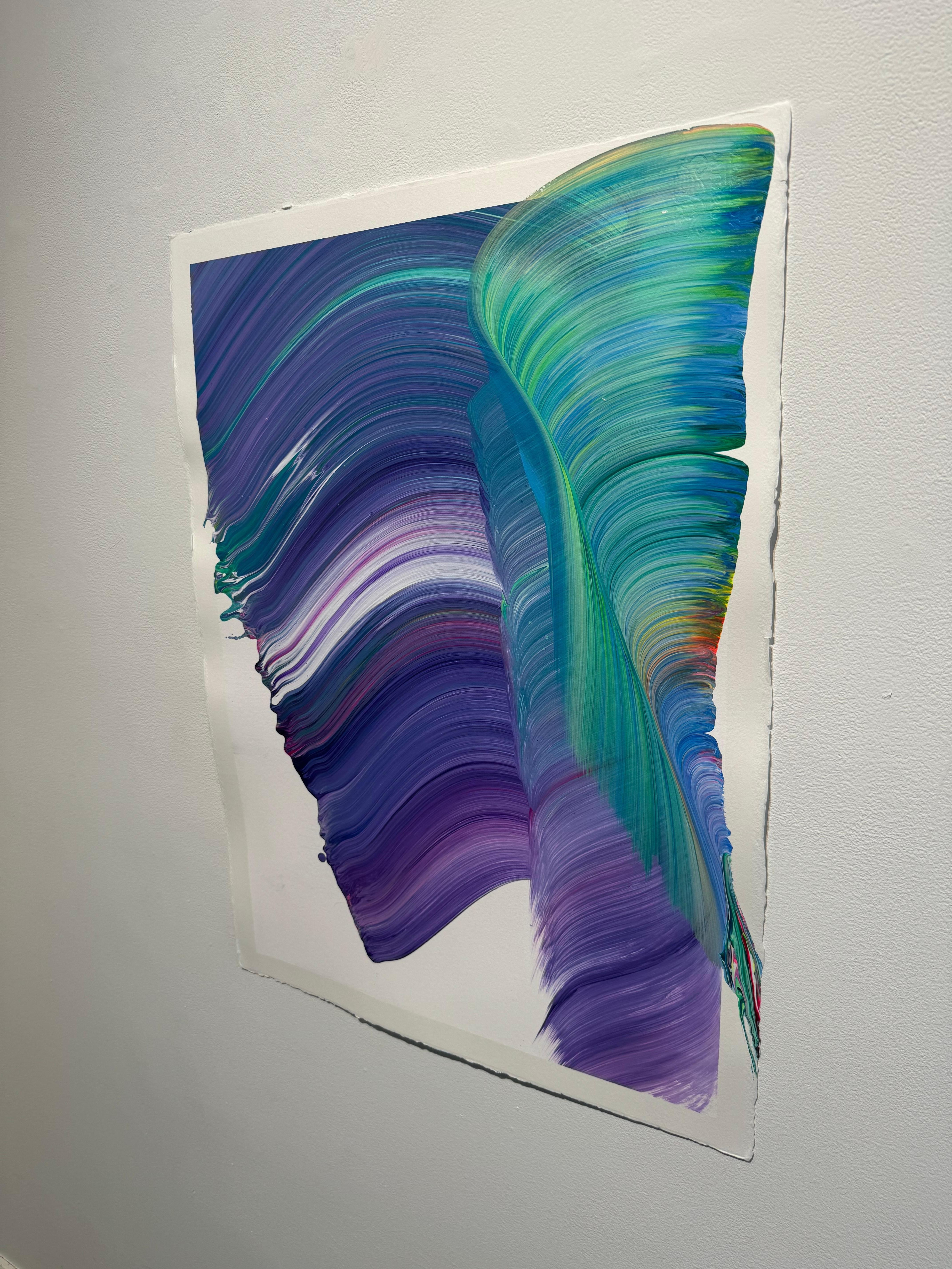 Un dipinto astratto in acrilico su tela grigia. Questo quadro è caratterizzato da colori vivaci che scorrono sulla tela. L'ombra delle linee vivaci conferisce una profondità incredibile all'opera d'arte. La tela è tesa e pronta per essere appesa.