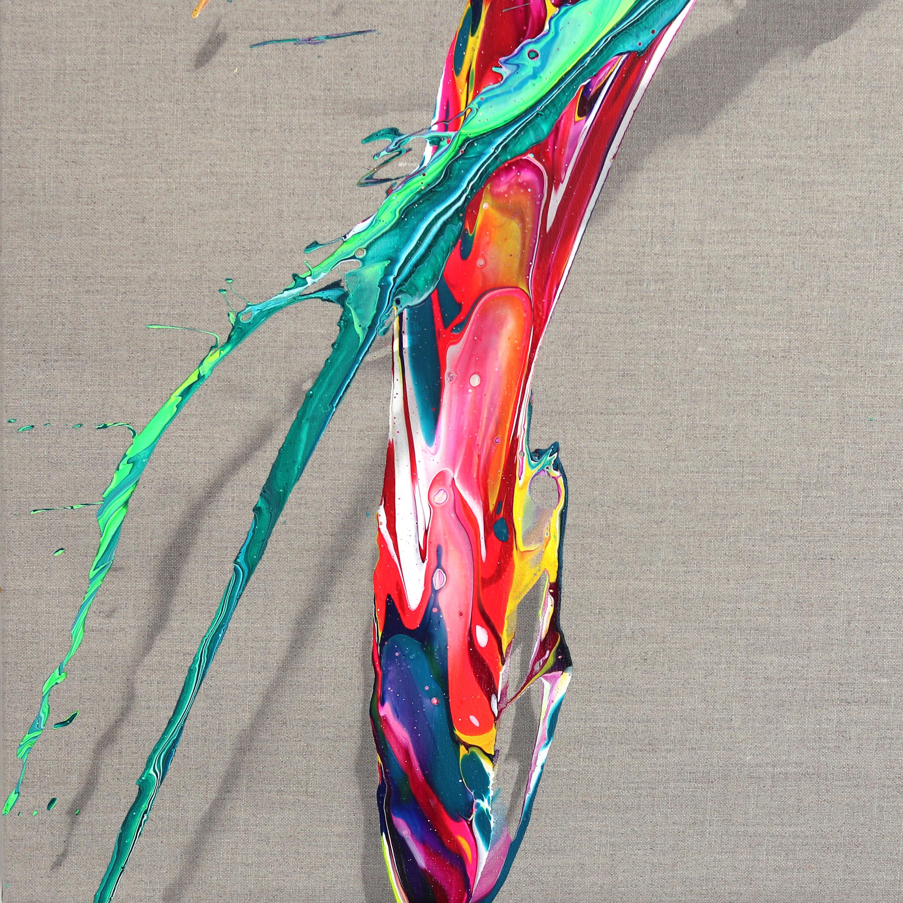 Die farbenfrohen abstrakten Kunstwerke des rumänischen Künstlers Alex Voinea sind inspiriert von Experimenten mit Farbe, die über vibrierende Oberflächen gegossen wird, wie z. B. Lautsprecher bei voller Lautstärke. Alex Voinea kollaboriert mit dem