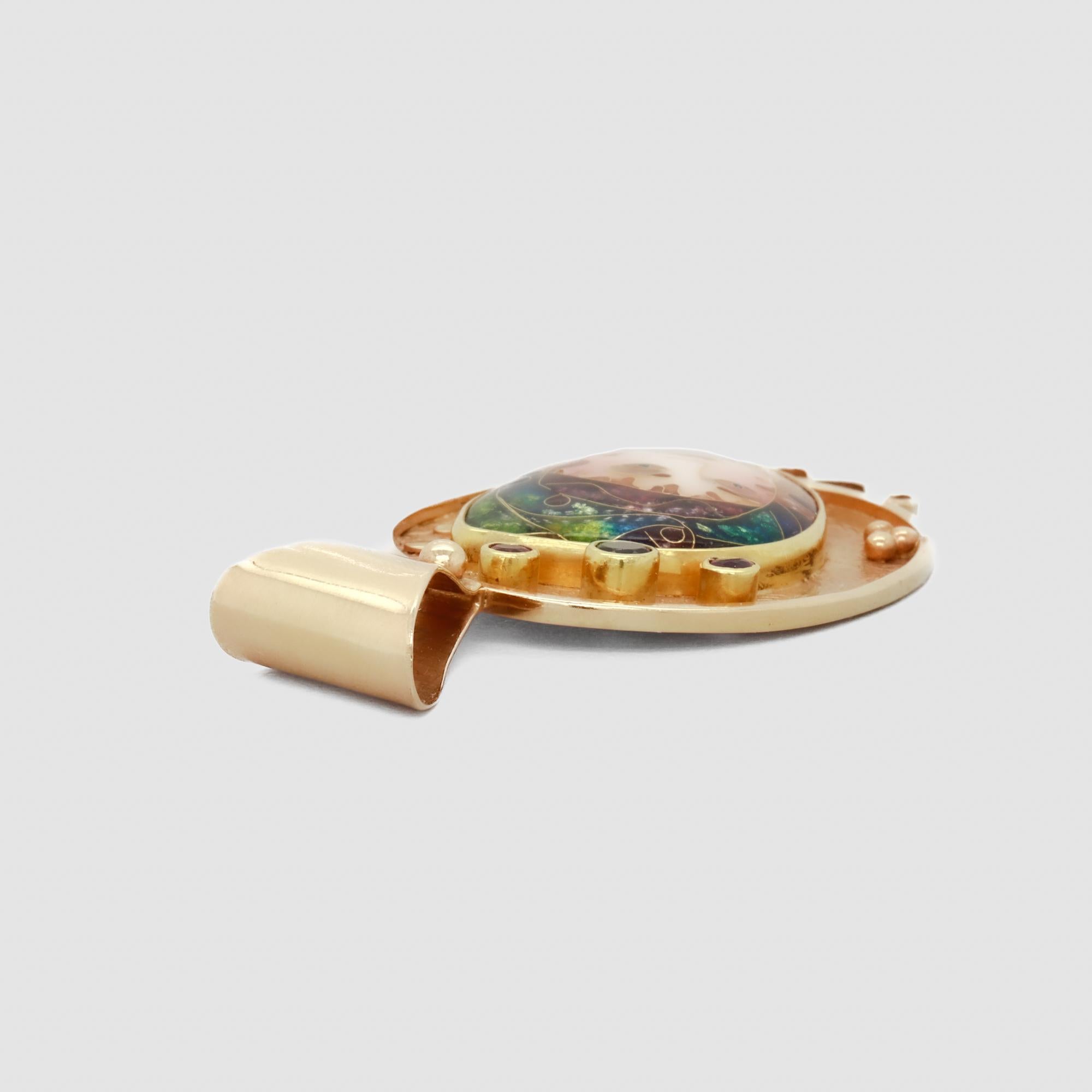 Alexa & Peter Smarsh Pendentif visage de femme en or 22K & 14K et émail cloisonné en vente 5