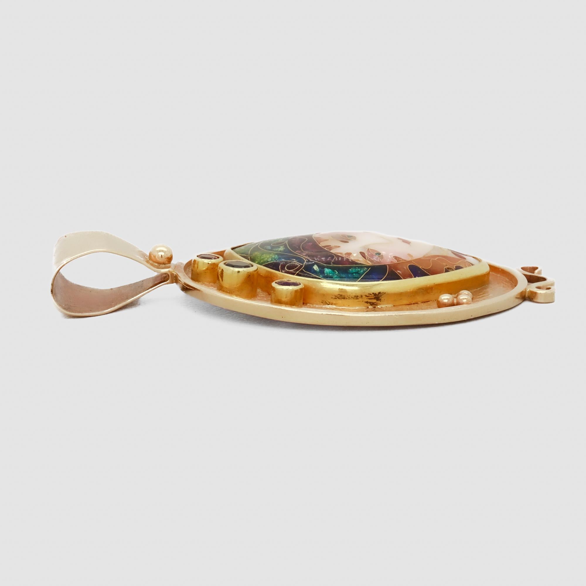 Alexa & Peter Smarsh Pendentif visage de femme en or 22K & 14K et émail cloisonné en vente 6