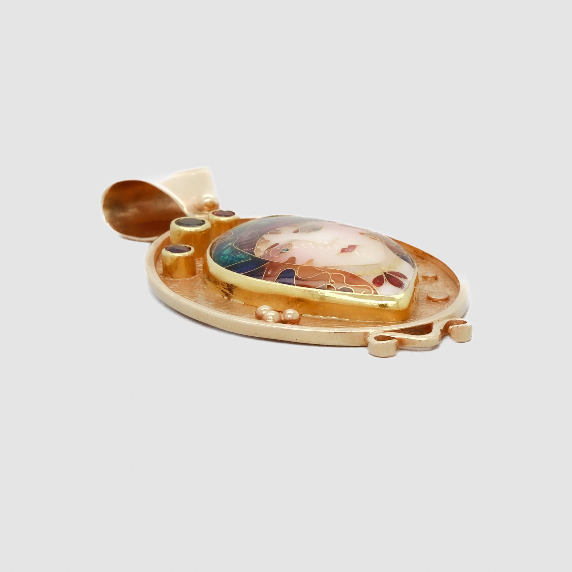 Alexa & Peter Smarsh Pendentif visage de femme en or 22K & 14K et émail cloisonné en vente 7