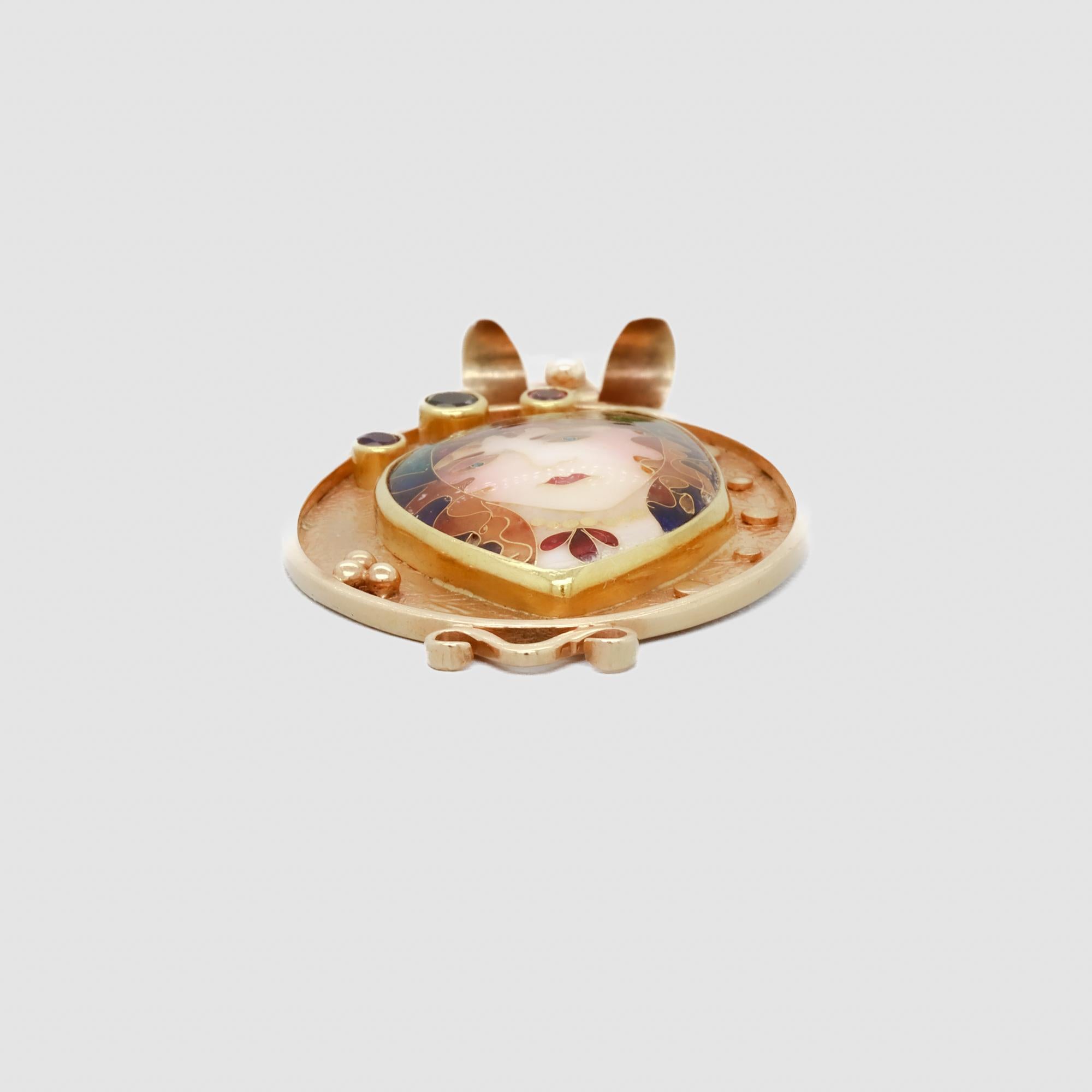 Alexa & Peter Smarsh Pendentif visage de femme en or 22K & 14K et émail cloisonné en vente 8
