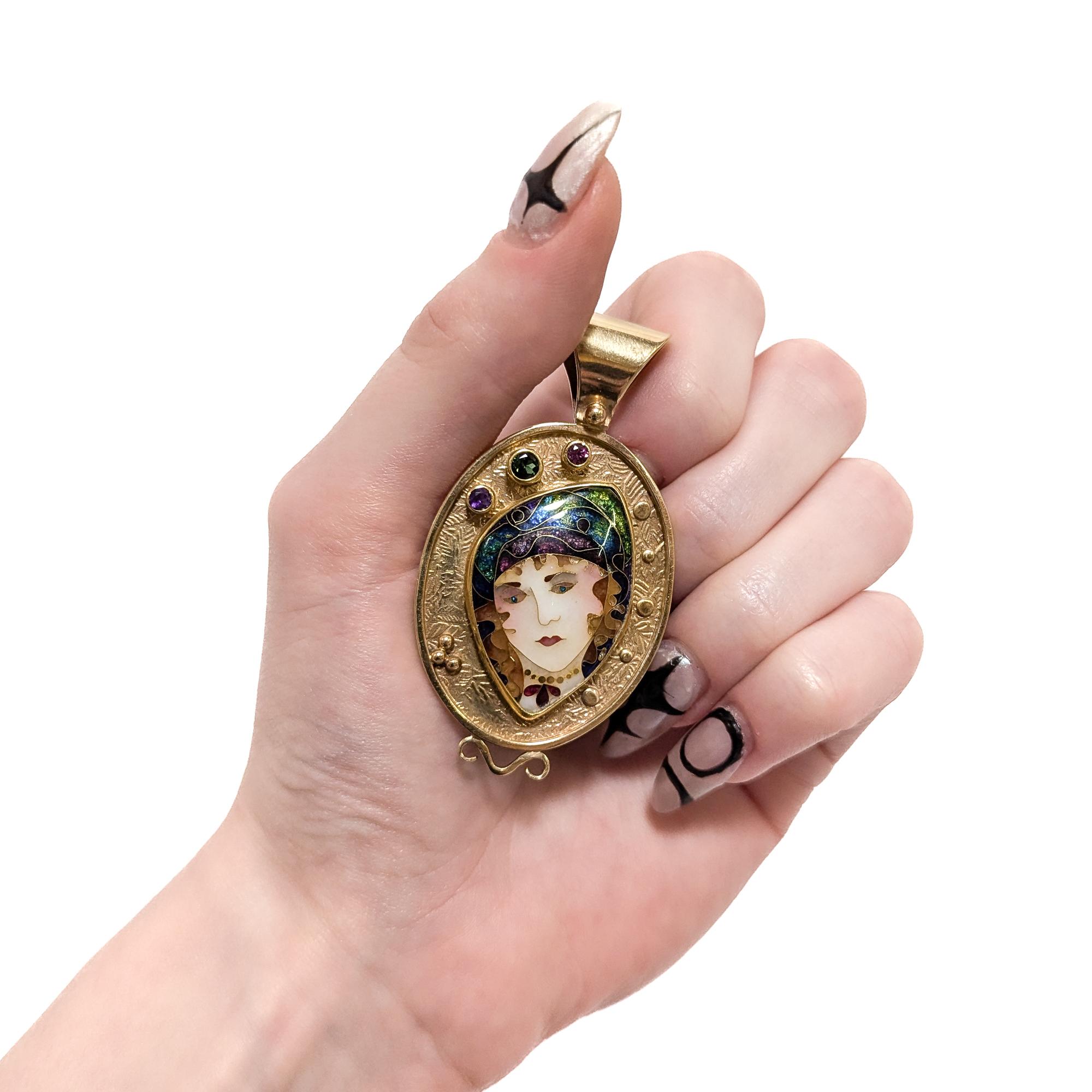 Moderne Alexa & Peter Smarsh Pendentif visage de femme en or 22K & 14K et émail cloisonné en vente