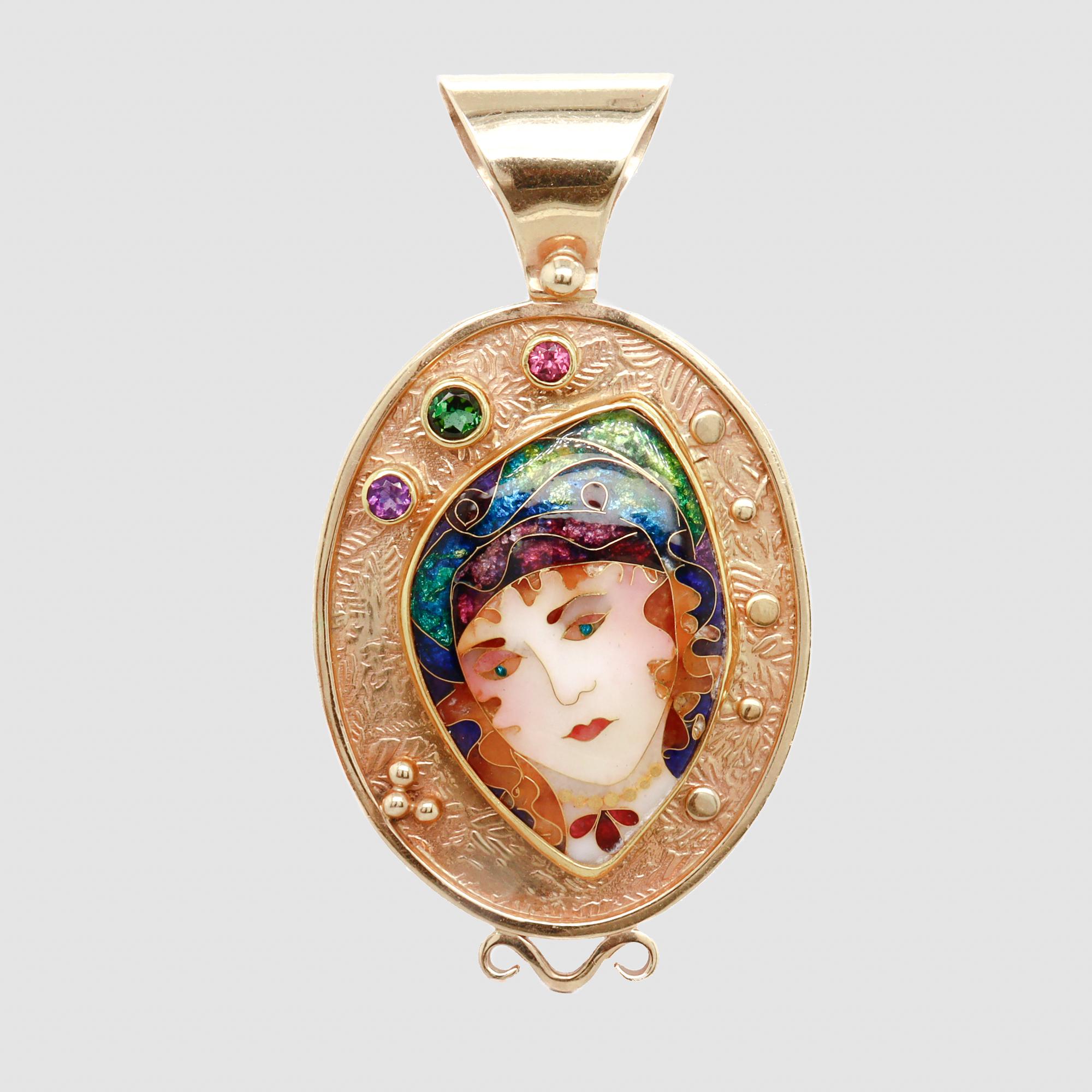 Alexa & Peter Smarsh Pendentif visage de femme en or 22K & 14K et émail cloisonné Bon état - En vente à Philadelphia, PA