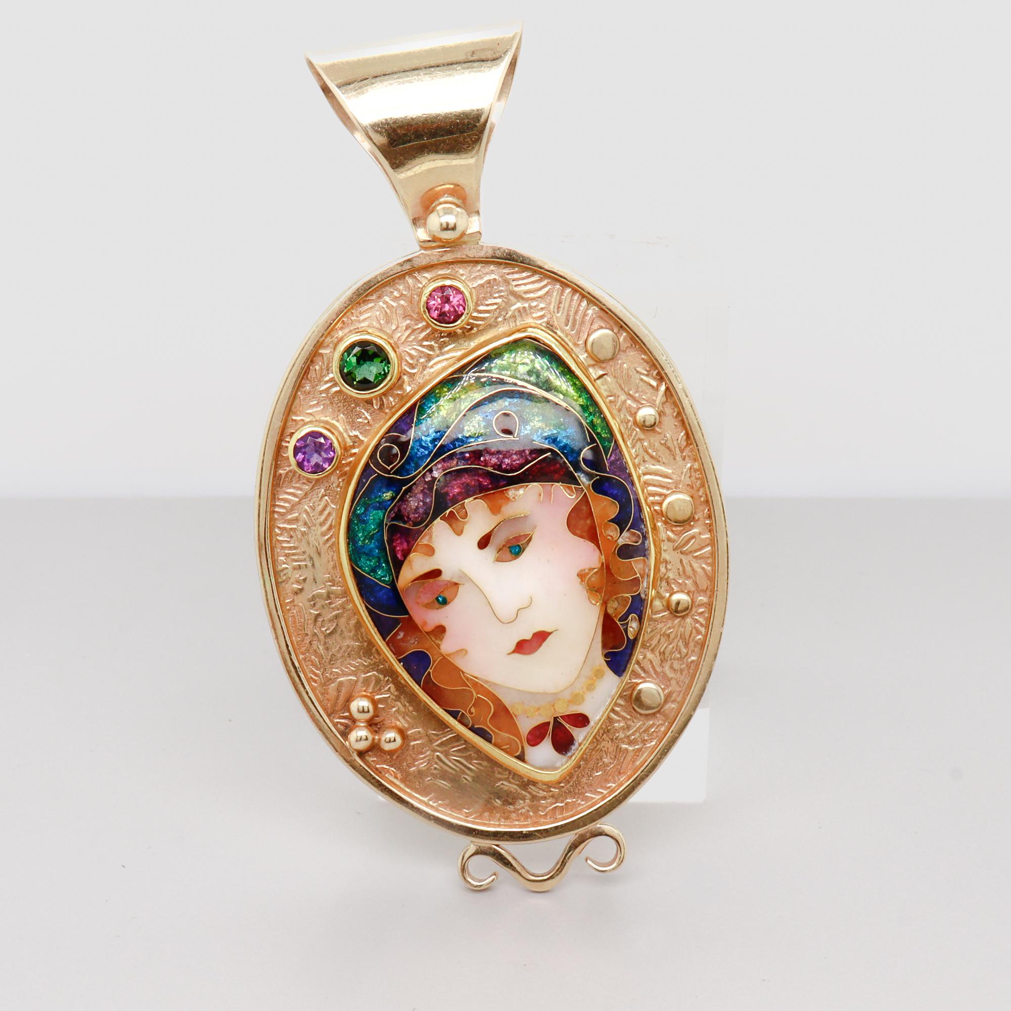 Alexa & Peter Smarsh Pendentif visage de femme en or 22K & 14K et émail cloisonné Pour femmes en vente
