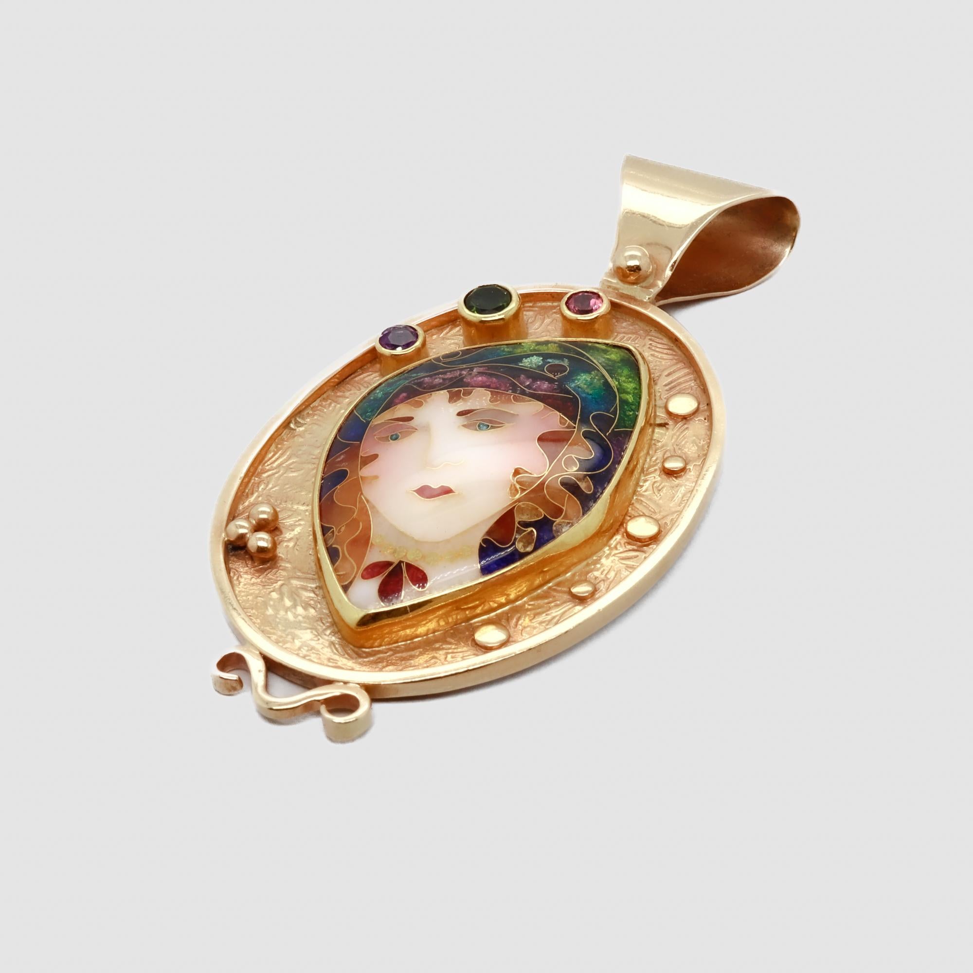 Alexa & Peter Smarsh Pendentif visage de femme en or 22K & 14K et émail cloisonné en vente 1
