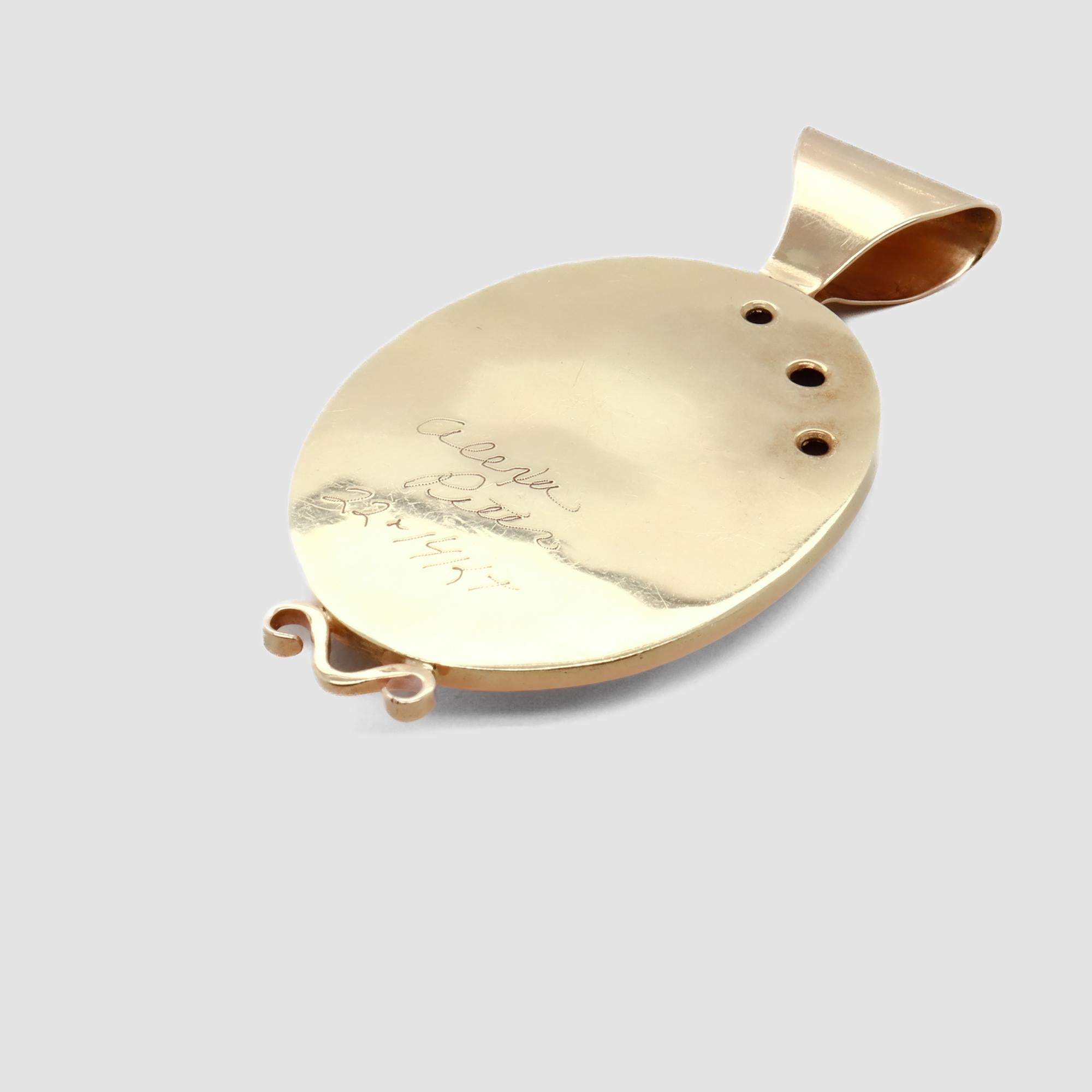 Alexa & Peter Smarsh Pendentif visage de femme en or 22K & 14K et émail cloisonné en vente 2