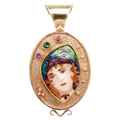Alexa & Peter Smarsh Pendentif visage de femme en or 22K & 14K et émail cloisonné