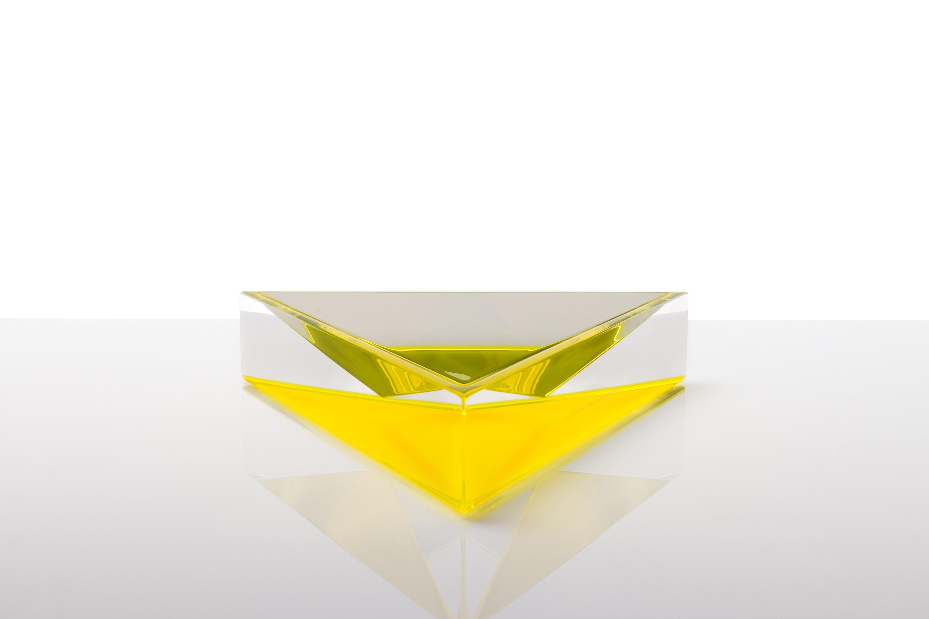 Eleva i tuoi interni con questa straordinaria ciotola decorativa moderna della famosa designer Alexandra Von Furstenberg. Realizzato in lucite di alta qualità, questo pezzo esemplifica lo stile caratteristico di AVF: elegante, vivace e audacemente