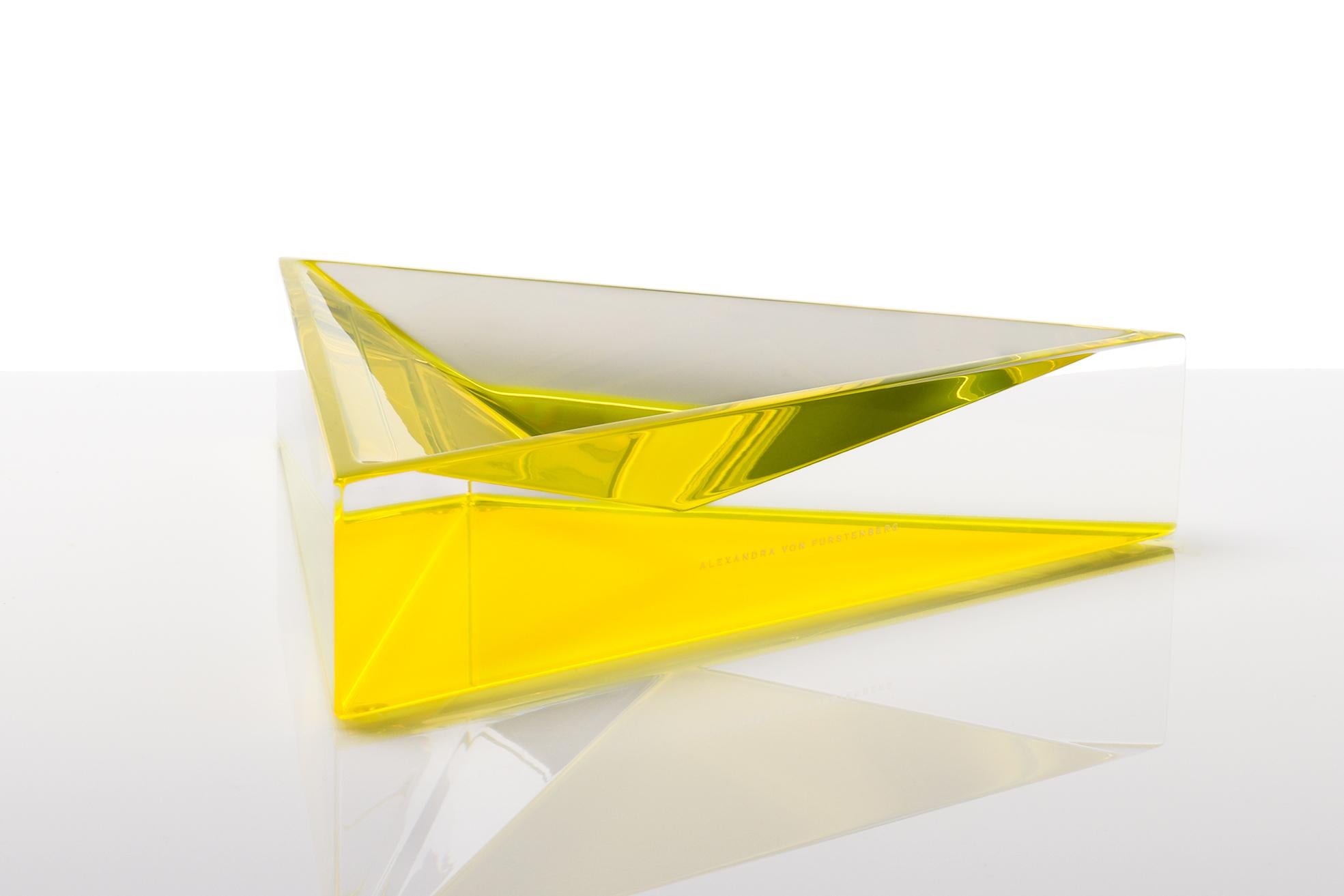 Moderno Piatto Delta in acrilico Alexanda Von Furstenberg, giallo in vendita