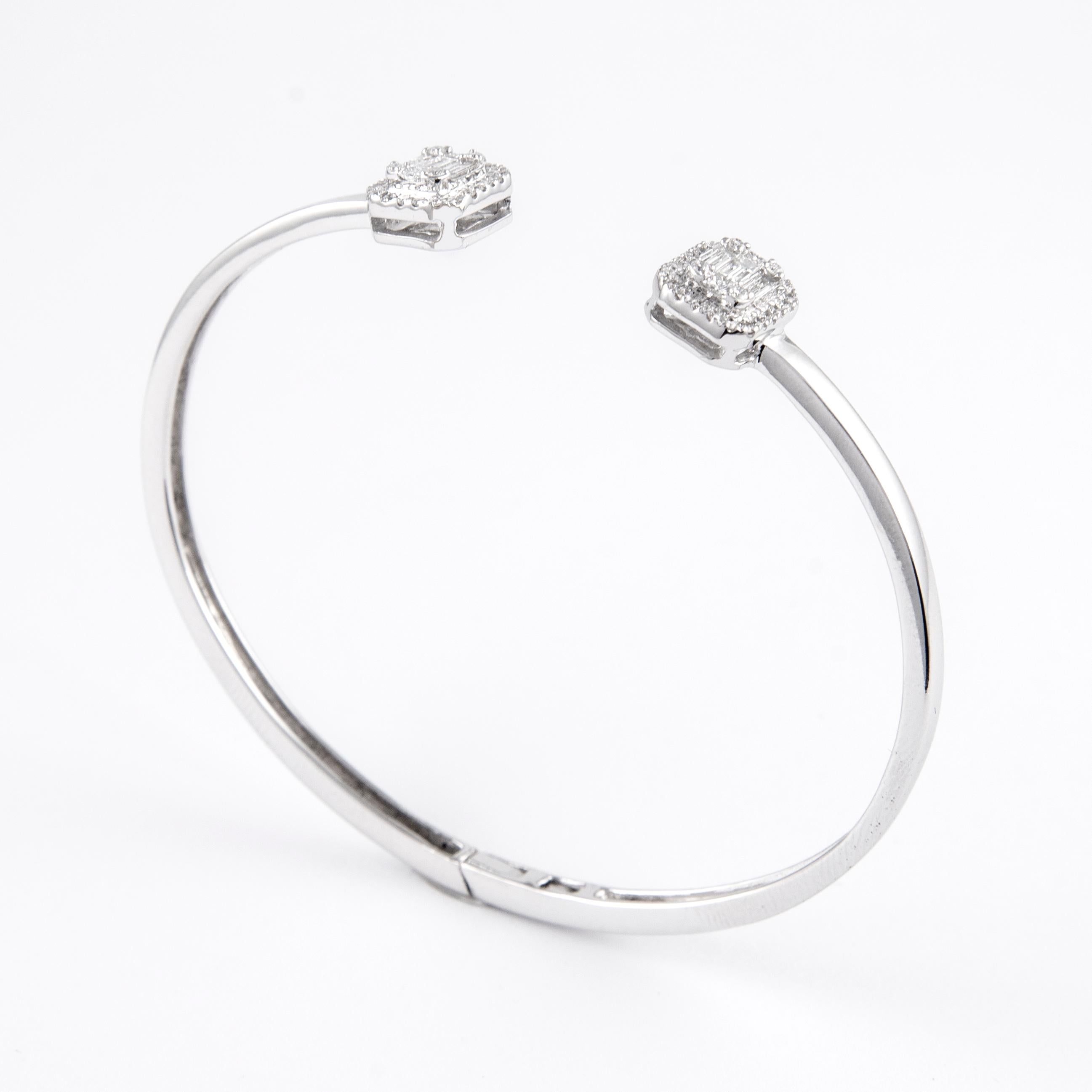 Taille baguette Alexander Bracelet jonc ouvert en or blanc 18 carats serti de diamants de 0,78 carat en vente