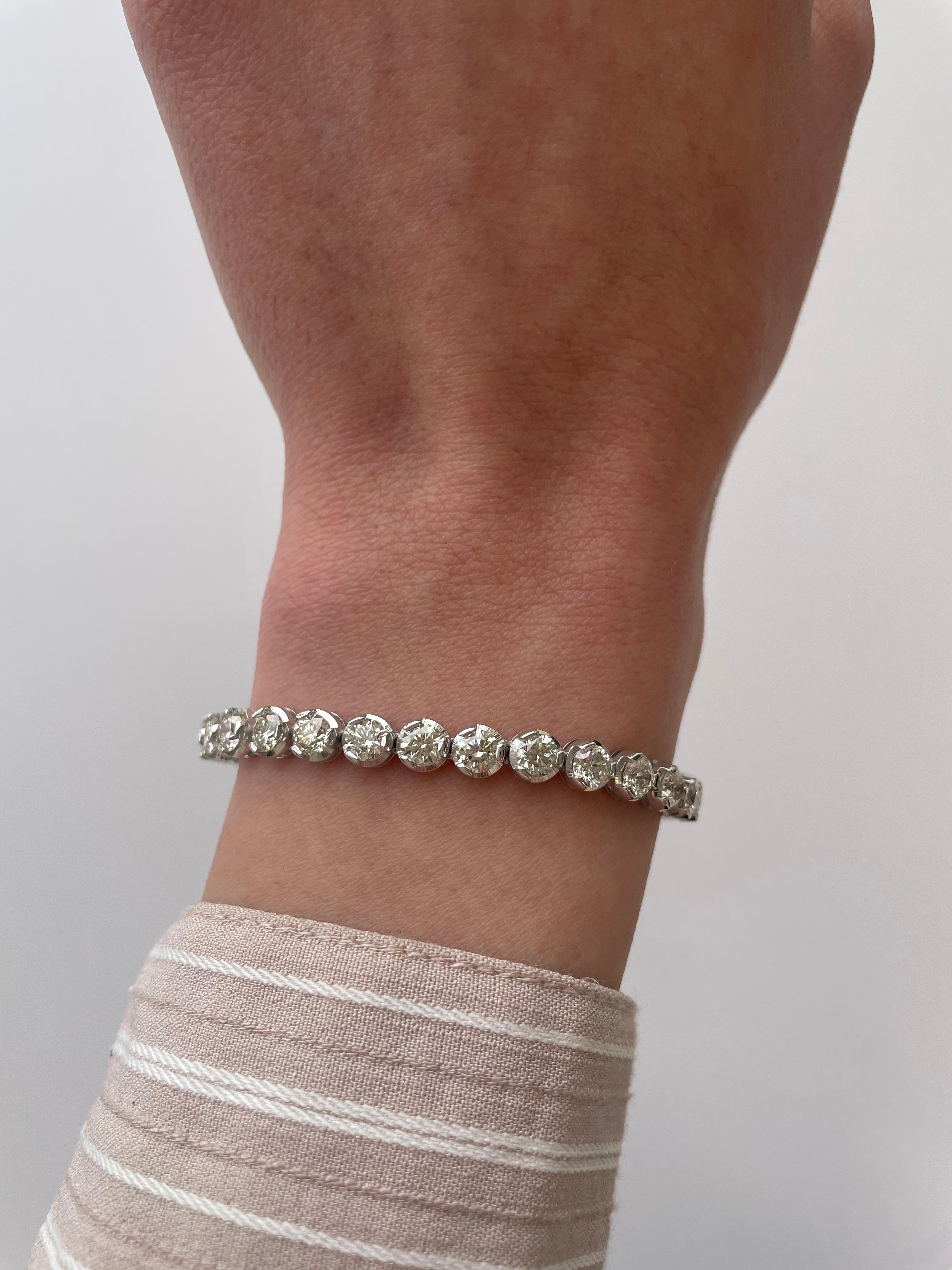 Exquis et intemporel bracelet de tennis serti de diamants illusionnés, par Alexander Beverly Hills.
32 diamants ronds de taille brillant, 10,04 carats au total. Couleur approximative G et pureté VS1. Serti à quatre griffes en or blanc 18k, 15,57