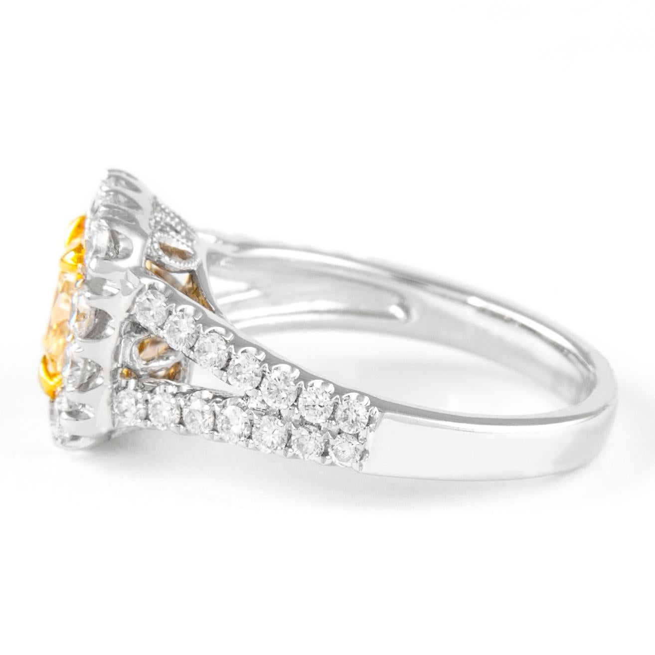 1,01 Karat intensiv gelber Fancy-Diamant im Kissenschliff mit Halo-Ring 18k im Zustand „Neu“ im Angebot in BEVERLY HILLS, CA