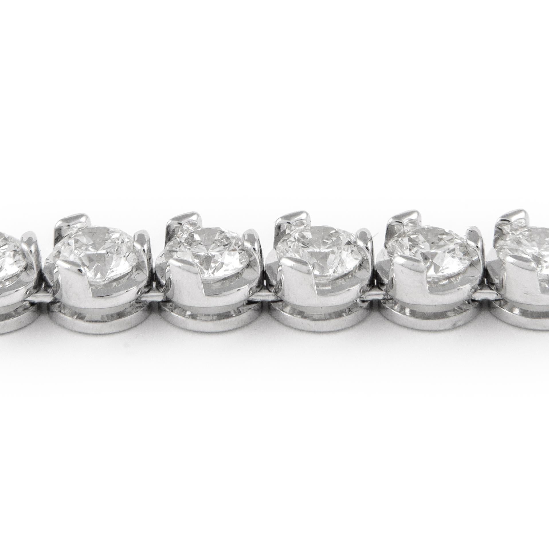 Moderne Alexander Bracelet tennis en or blanc 18 carats avec diamants 10,51 carats poids total 0,31 carat en vente