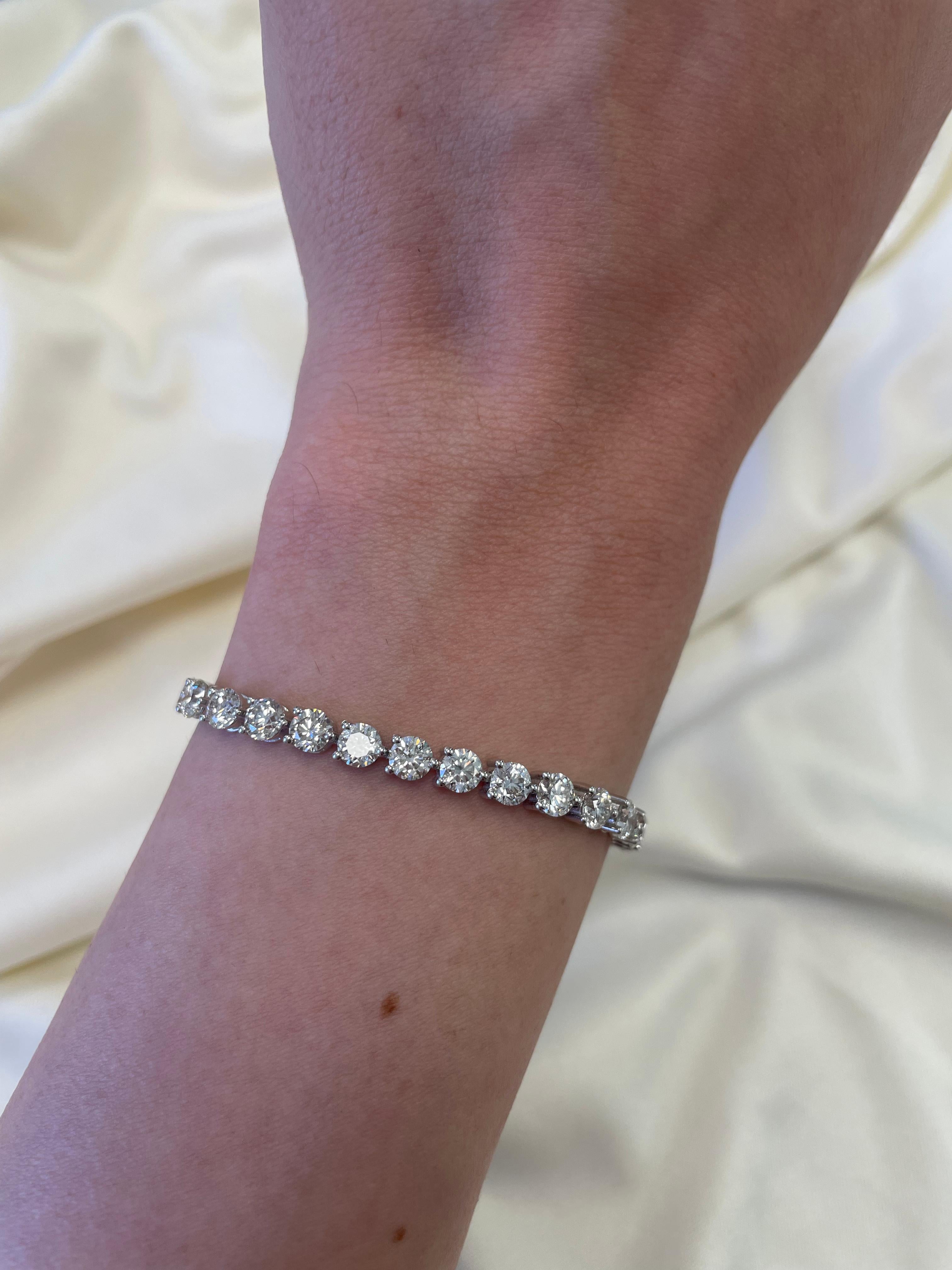 Magnifique et classique bracelet de tennis en diamants, par Alexander Beverly Hills.
37 diamants ronds de taille brillant, 10,84 carats. Couleur G/H et pureté VS. Or blanc 18k, 12.32 grammes, serti à trois branches, 7in.
Sur demande, une évaluation