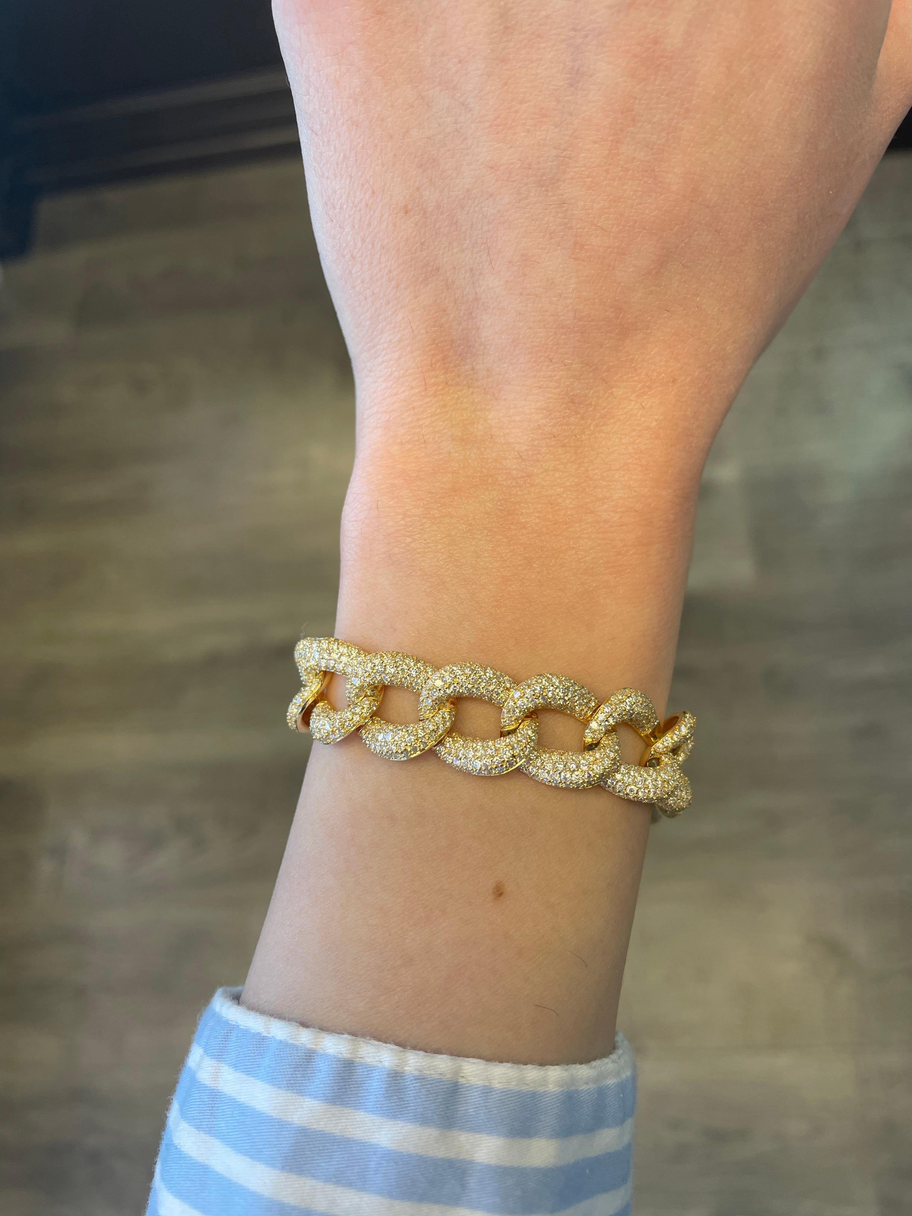 Modern diamond cuban link bracelet. High jewelry by Alexander Beverly Hills.
1648 round brilliant diamonds, 11.39carats total. Approximately G/H color and VS2/SI1 clarity. 18k yellow gold, 48.81 grams, and 14mm width.
Accommodated with an up-to-date