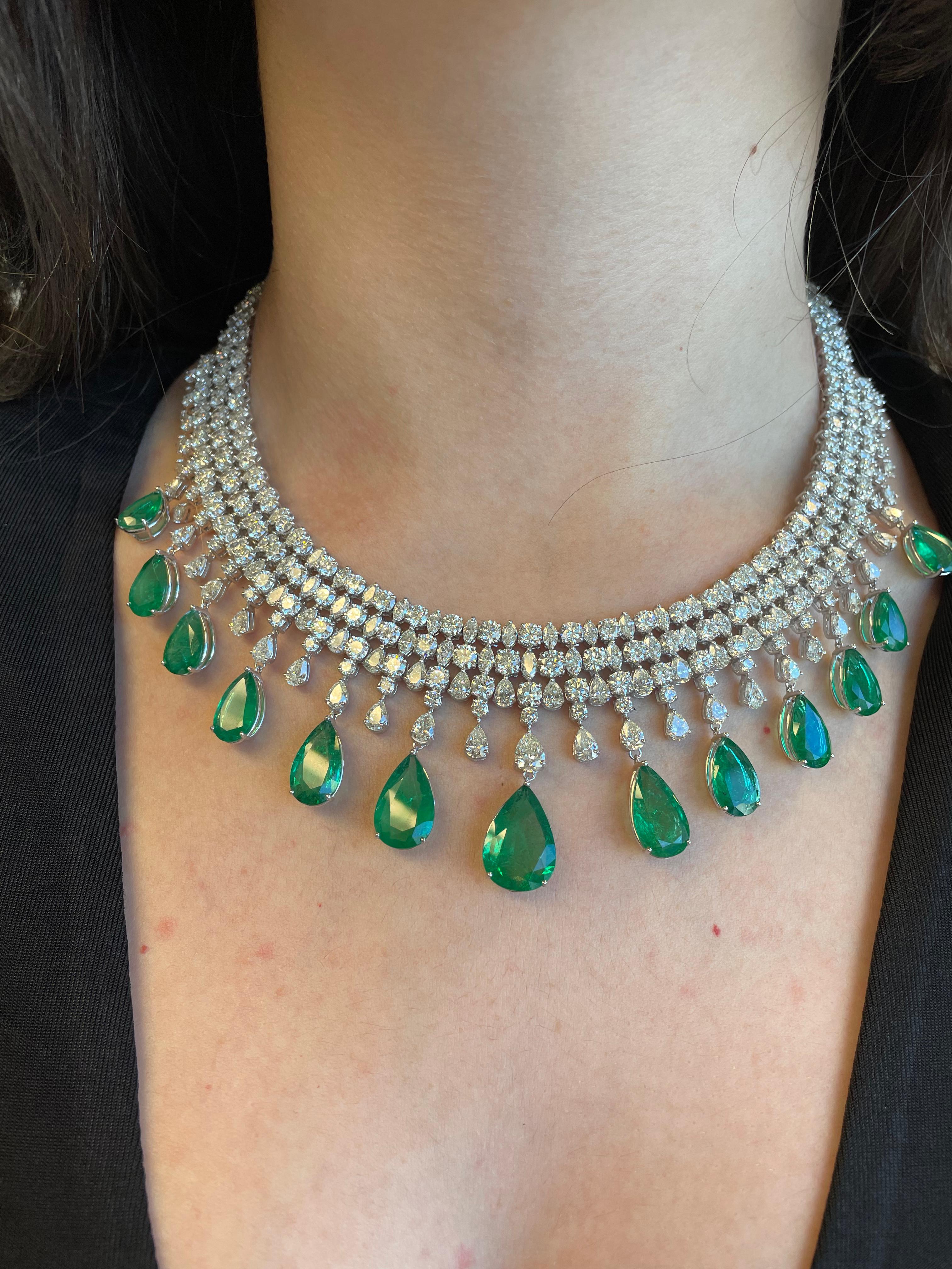 Sensational grand 114.87ct emerald and diamond necklace. An important necklace, typically created by the major jewelry houses or seen at auction. High jewelry by Alexander Beverly Hills.
13 pear shaped emeralds, 46.87 carats, apx F2. 282 round