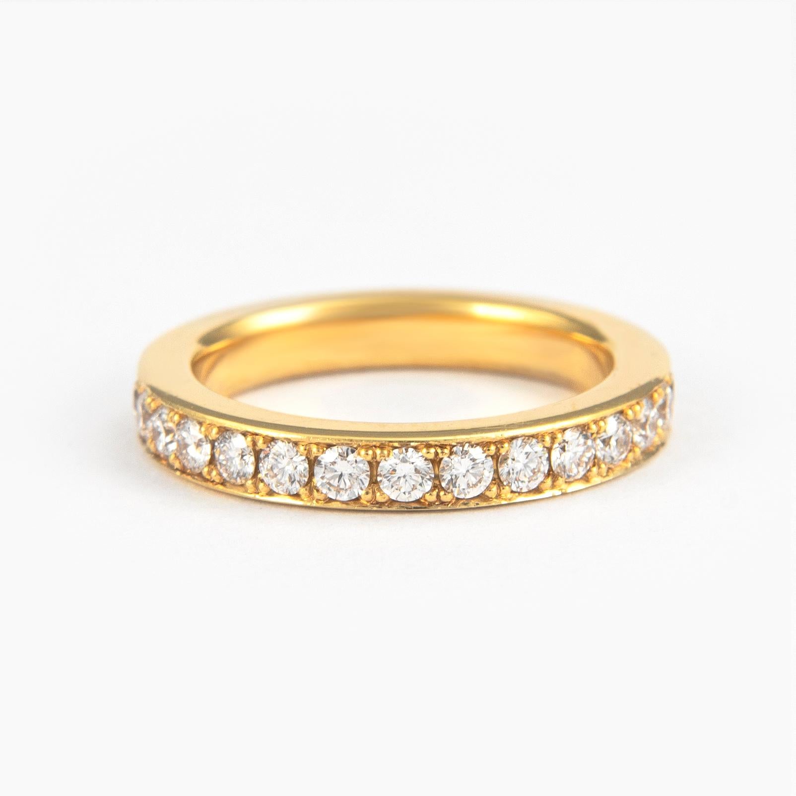 Taille ronde Anneau d'éternité Alexander en or jaune 18 carats avec diamants de 1,17 carat en vente