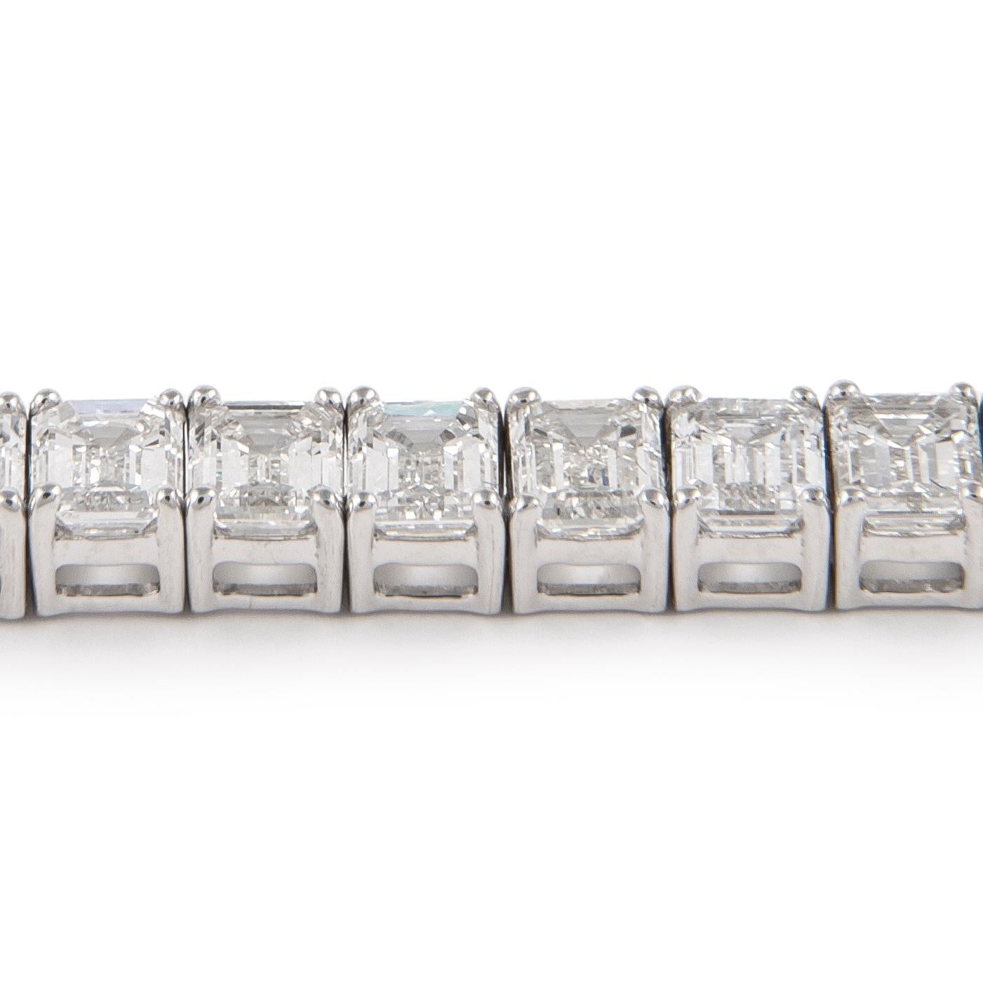 Moderne Alexander Bracelet tennis en or blanc 18 carats avec diamants taille émeraude de 12,67 carats en vente