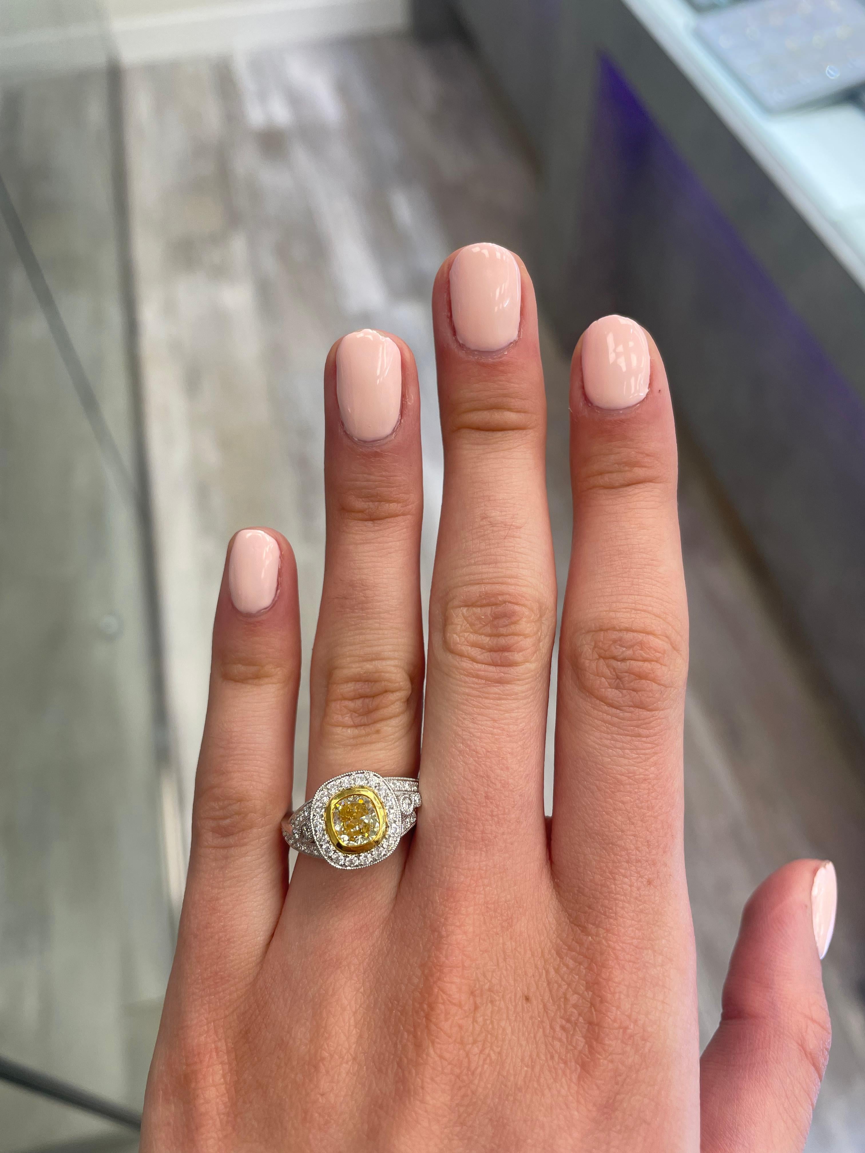 Superbe bague moderne en diamant jaune certifié EGL avec halo, en or jaune et blanc 18k bicolore. Par Alexander Beverly Hills
Poids total des diamants : 2,36 carats.
Diamant coussin de 1,31 carat de couleur Fancy Intense Yellow et de pureté SI2,