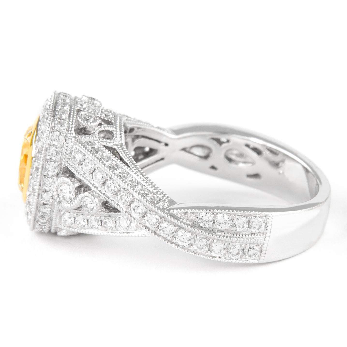 1,31 Karat intensiv gelber Fancy-Diamant im Kissenschliff mit Halo-Ring, 18 Karat im Zustand „Neu“ im Angebot in BEVERLY HILLS, CA