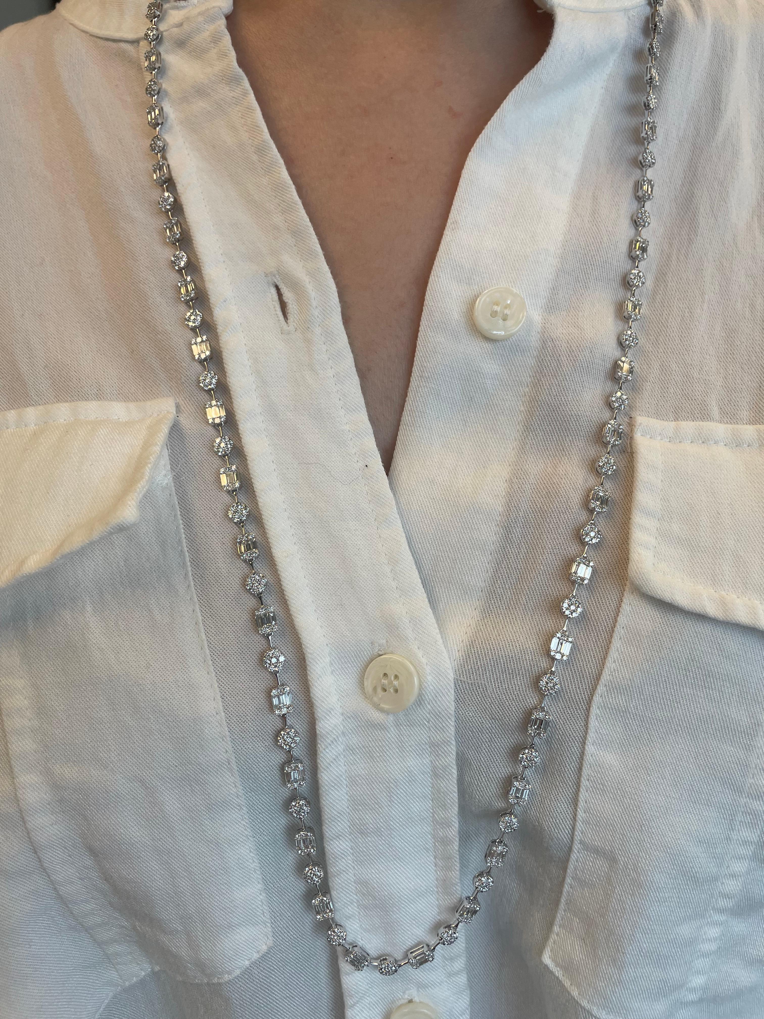 Modernes Tenniscollier mit Diamanten im Illusionsschliff, das mit runden und Baguette-Diamanten besetzt ist. Hochwertiger Schmuck von Alexander Beverly Hills.
768 Diamanten im Rund-, Prinzessinnen- und Baguetteschliff, insgesamt 13,80 Karat.
