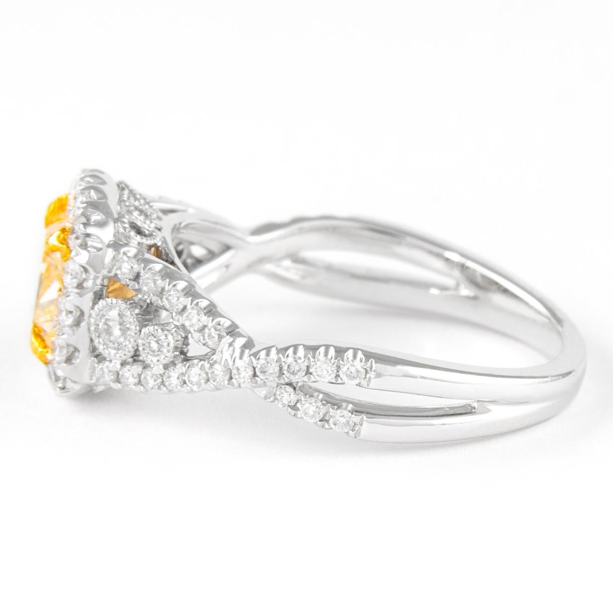 Taille coussin Alexander Bague bicolore 18 carats avec diamant jaune fantaisie taille coussin VS2 de 1,50 carat et halo en vente