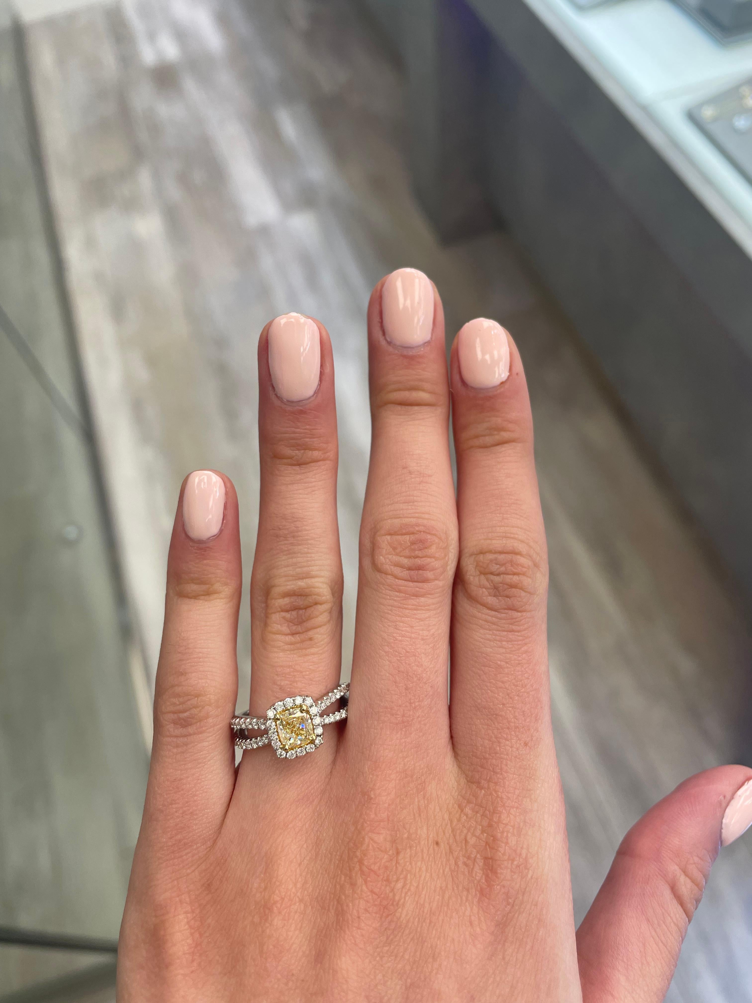 Impresionante y moderno anillo de diamante amarillo con halo certificado por la EGL, en dos tonos de oro amarillo y blanco de 18k. Por Alexander Beverly Hills
1,51 quilates de peso total de diamantes.
Diamante de 1,01 quilates, talla cojín, color