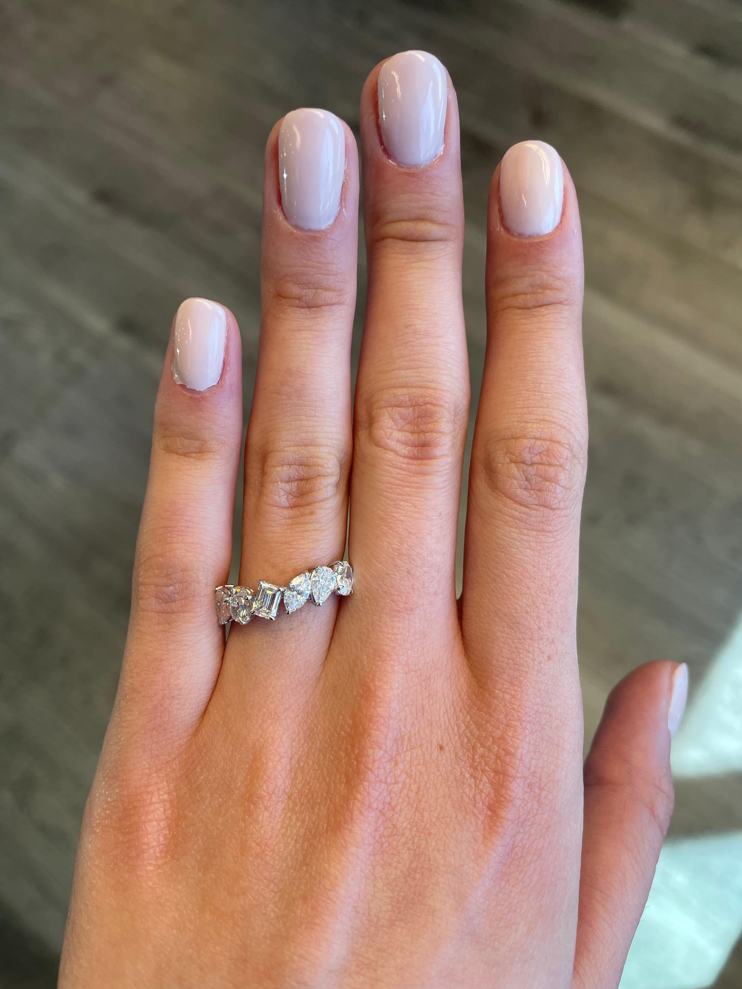 Atemberaubender moderner Ring mit gemischten Diamanten, von Alexander Beverly Hills.
1.52 Karat Diamanten im Marquise-, Birnen-, Oval- und Smaragdschliff. Ungefähr Farbe G/H und Reinheit VS2/SI1. 18 Karat Weißgold, 3,74 Gramm, aktuelle Ringgröße