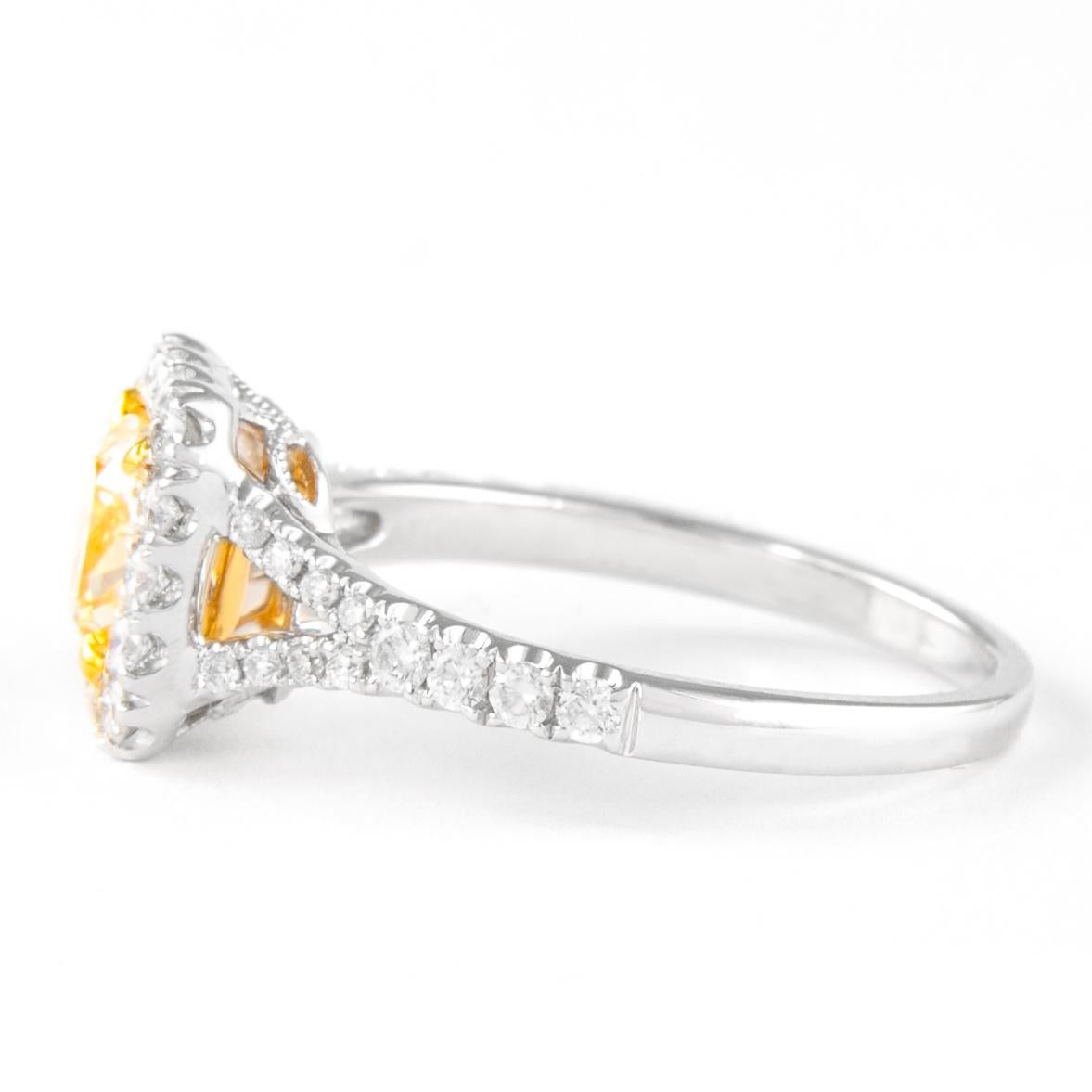 Taille coussin Alexander, bague bicolore 18 carats, diamant jaune clair taille coussin fantaisie 1,52 carat avec halo en vente
