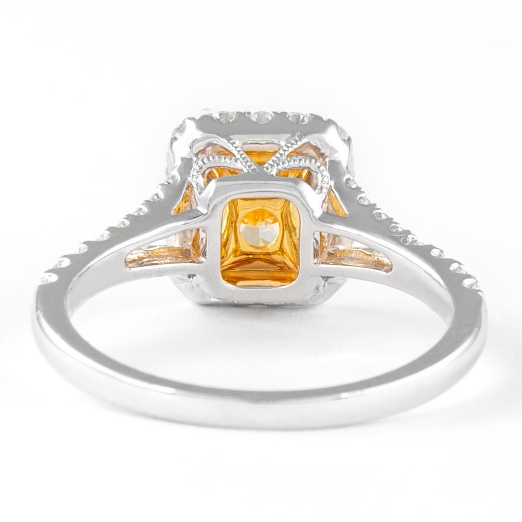 Alexander, bague bicolore 18 carats, diamant jaune clair taille coussin fantaisie 1,52 carat avec halo Neuf - En vente à BEVERLY HILLS, CA