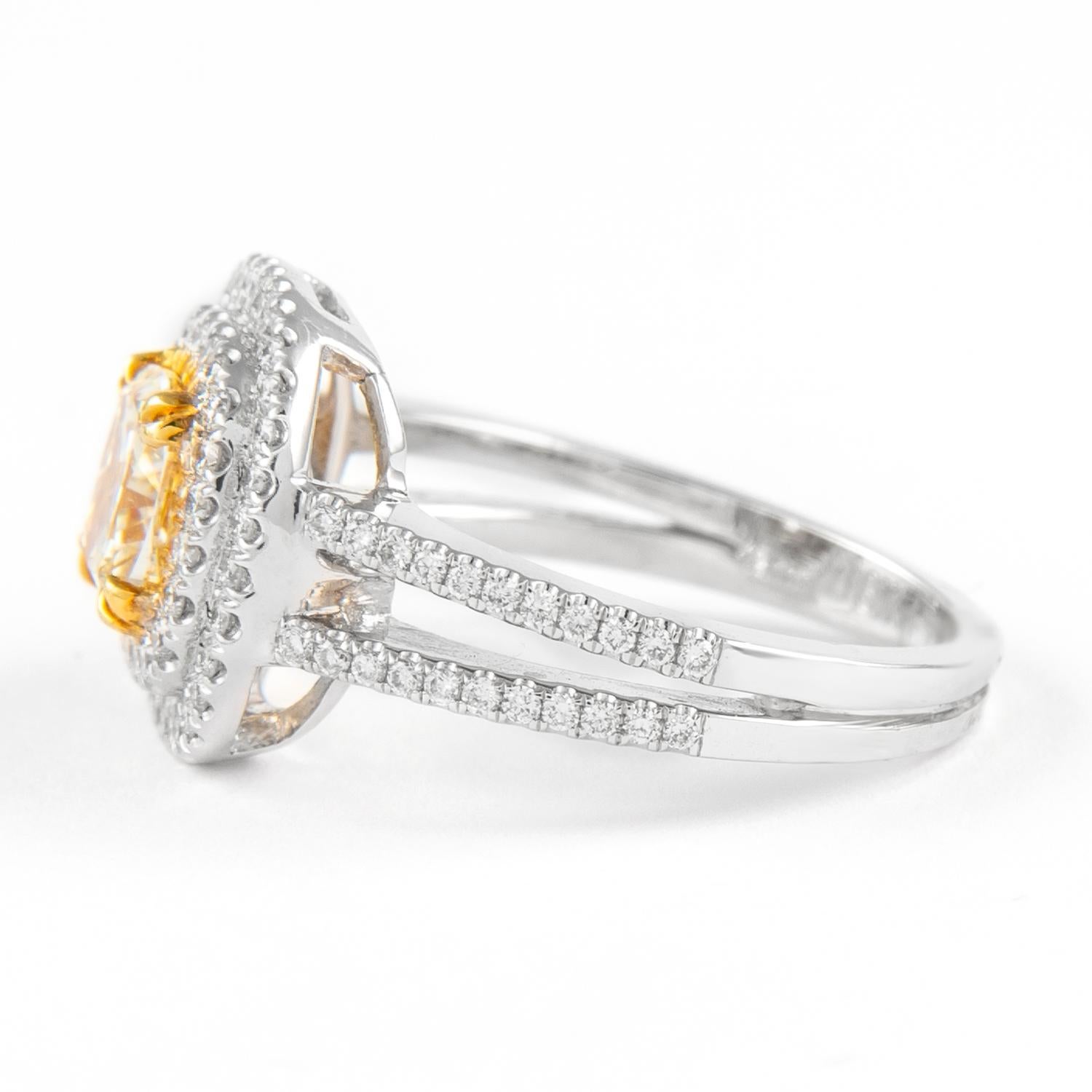 Taille coussin Alexander, bague bicolore 18 carats à double halo de diamants jaune fantaisie VS2 1,58 carat en vente