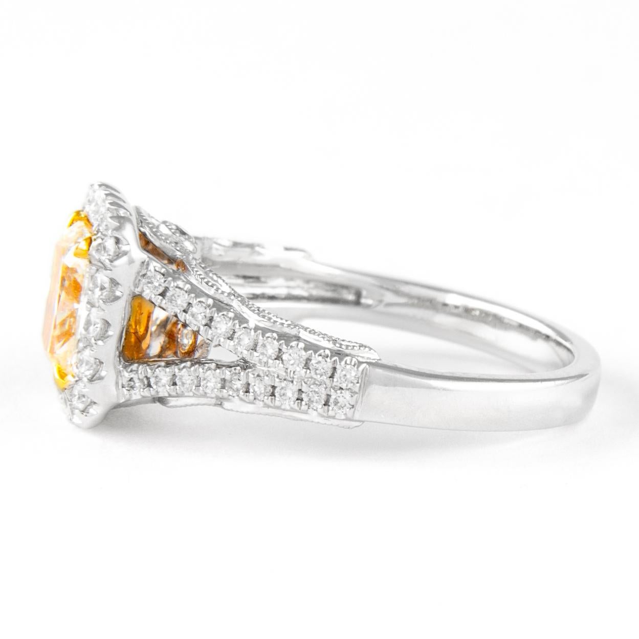 Taille coussin Alexander, bague bicolore 18 carats, diamant jaune clair coussin fantaisie de 1,61 carat avec halo en vente