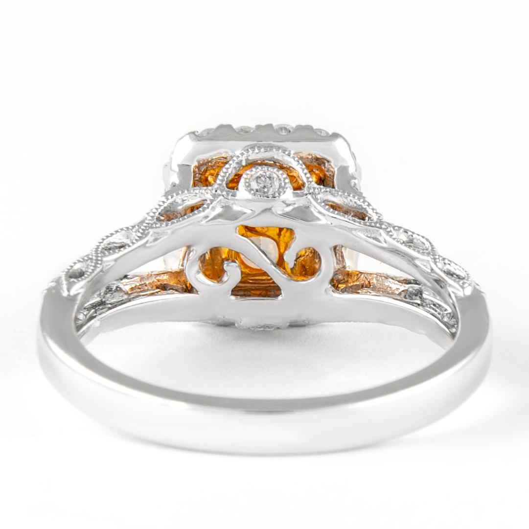 Alexander, bague bicolore 18 carats, diamant jaune clair coussin fantaisie de 1,61 carat avec halo Neuf - En vente à BEVERLY HILLS, CA
