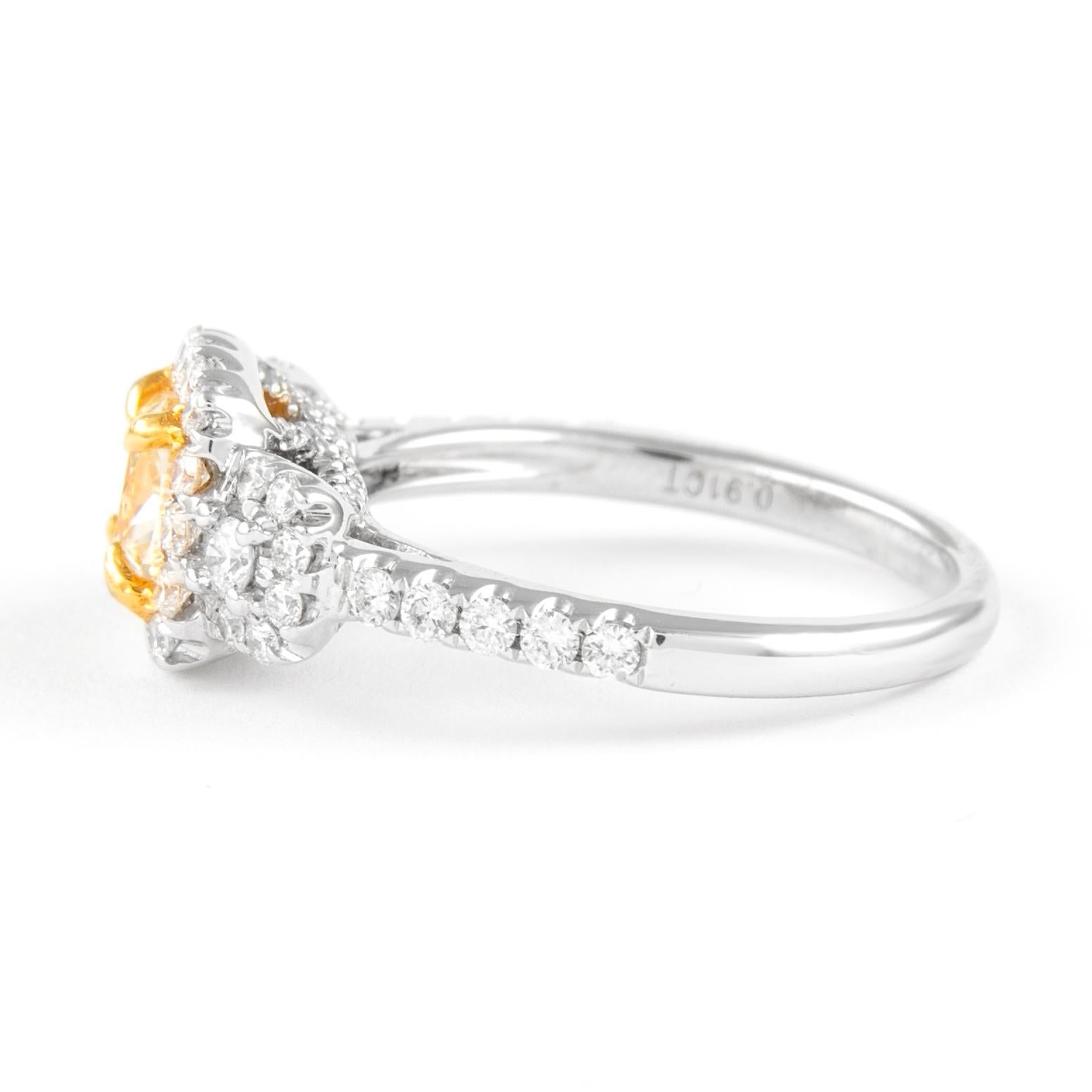 Taille coussin Alexander Bague halo à trois pierres en or 18 carats avec diamant jaune intense fantaisie VS2 de 1,63 carat en vente