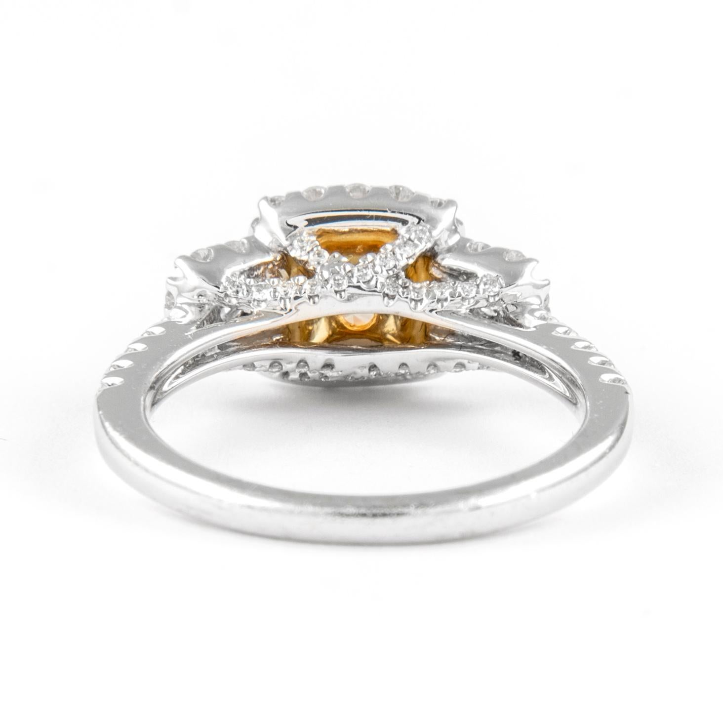 Taglio cuscino Alexander 1,63ctt Fancy Yellow Intense VS2 Anello a tre pietre con diamante aureolato 18k in vendita