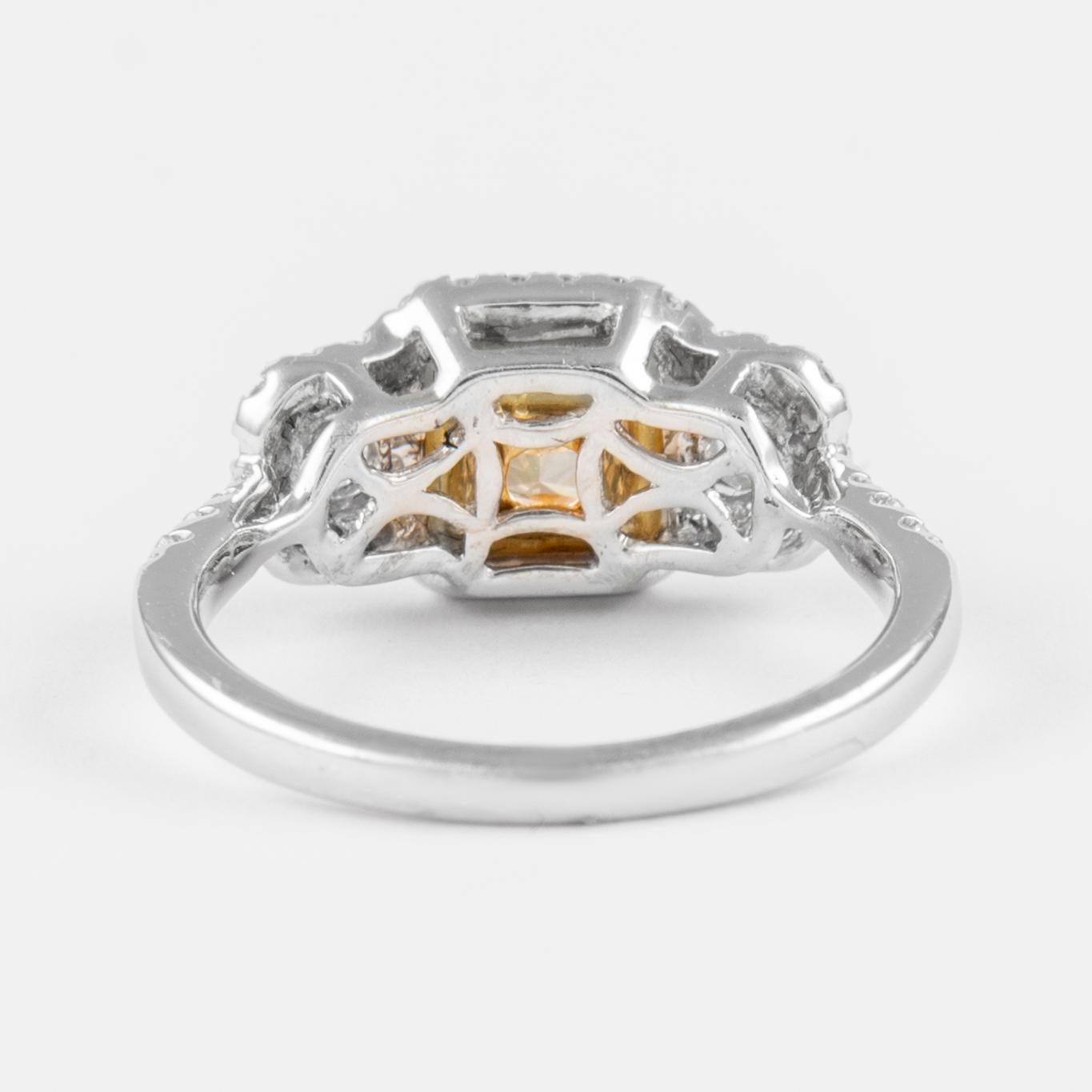 Alexander Beverly Hills 1.65ctt Fancy Yellow VS1 Diamond Three-Stone Ring 18k (bague à trois pierres) Neuf - En vente à BEVERLY HILLS, CA