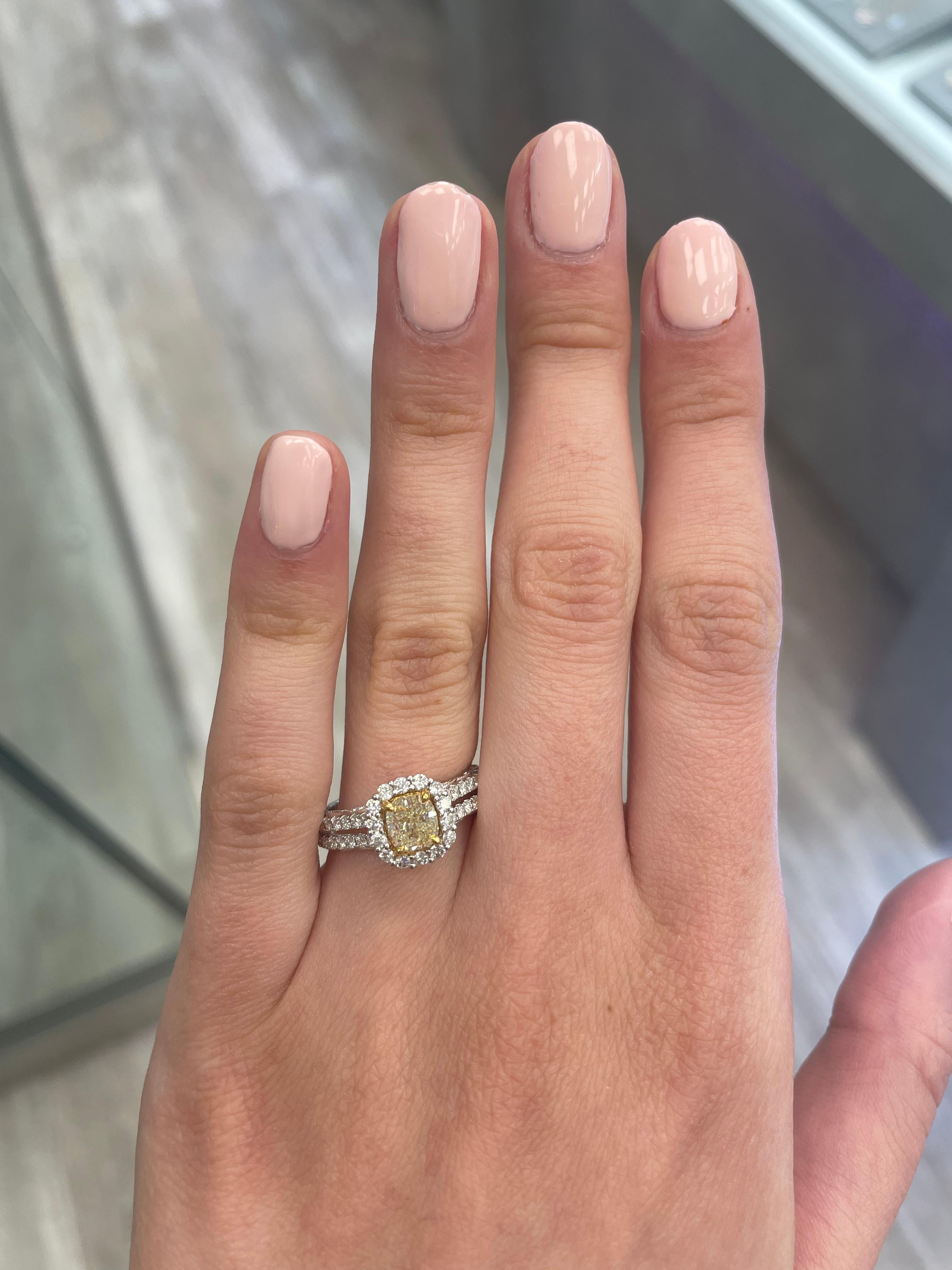 Whiting bague moderne en diamant jaune certifié EGL avec halo, bicolore en or jaune et blanc 18k, manchette fendue. Par Alexander Beverly Hills
Poids total des diamants : 1,68 carats.
Diamant de taille coussin de 1,02 carat de couleur jaune