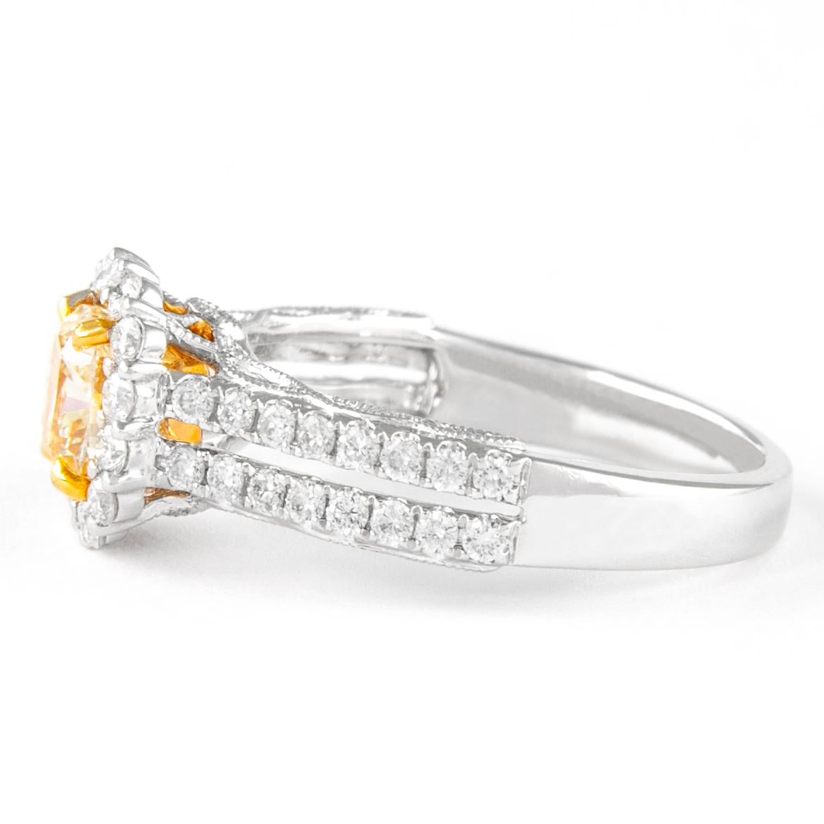Taille coussin Alexander Beverly Hills 1.68ctt Fancy Yellow VS2 Cushion Diamond Ring 18k en vente