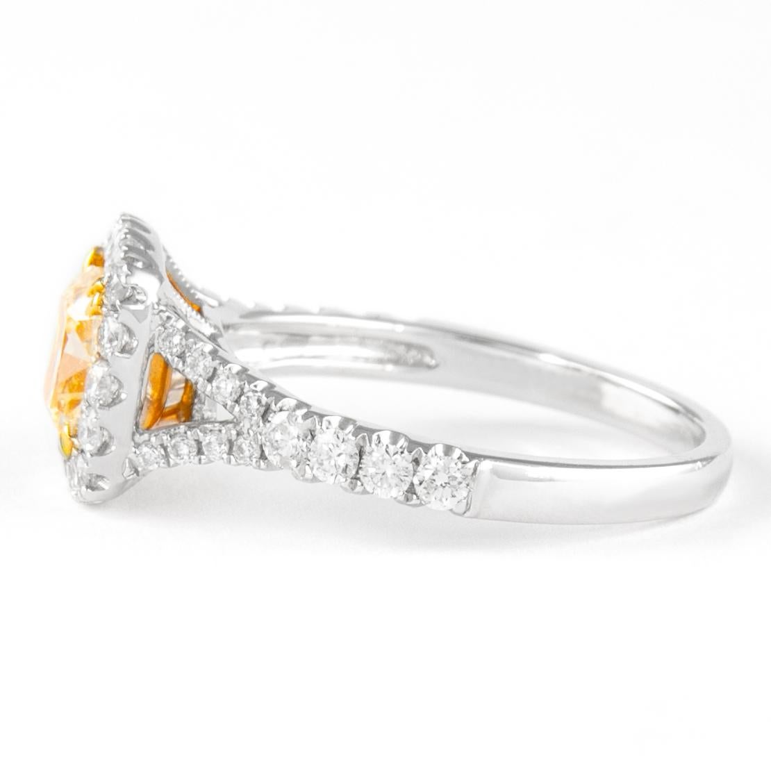 Taille coussin Alexander, bague 18 carats, diamant jaune clair fantaisie taille coussin VS1 de 1,72 carat en vente